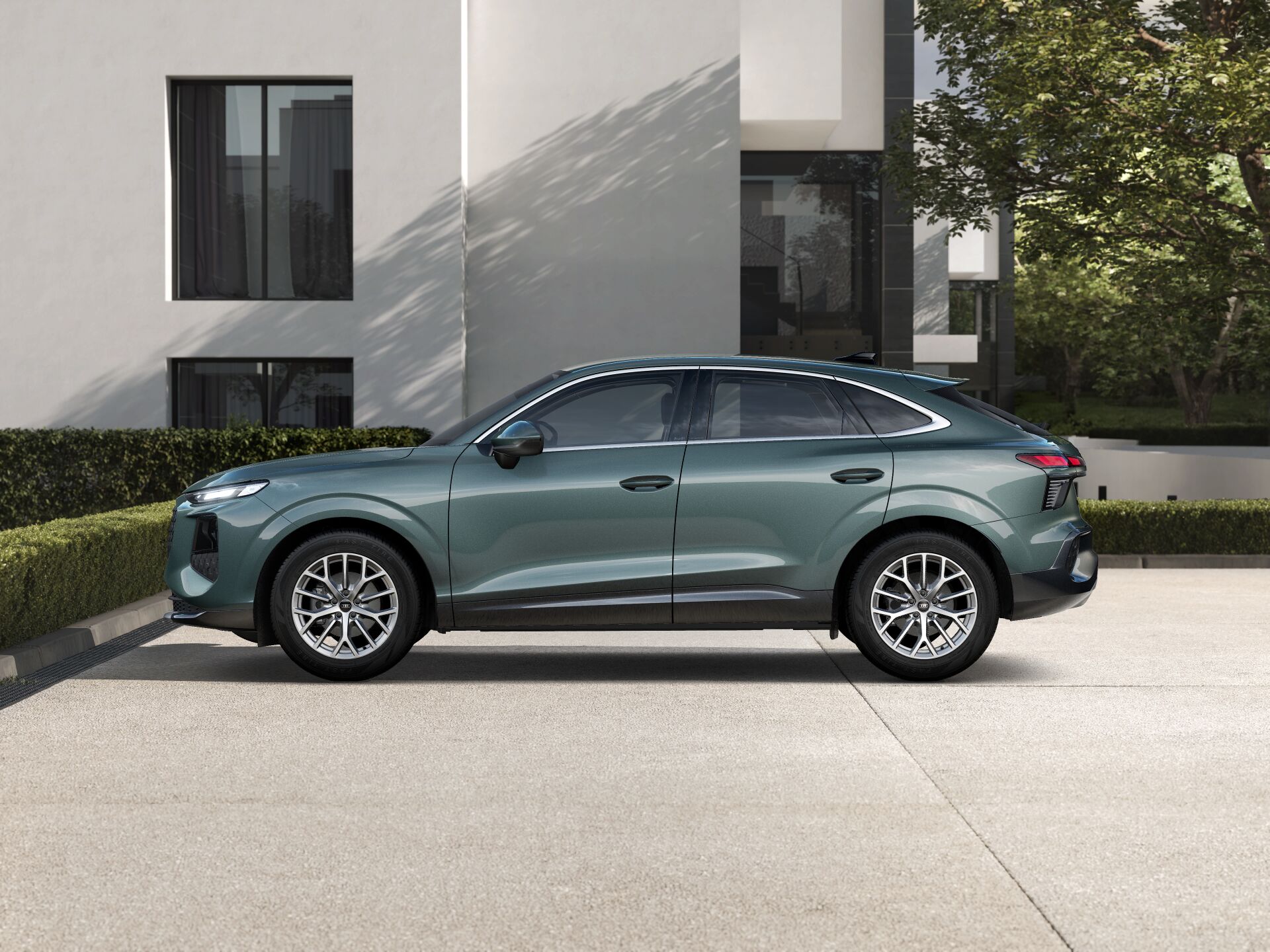 Q3 Sportback EXTERIOR-PARALLEL-SIDE