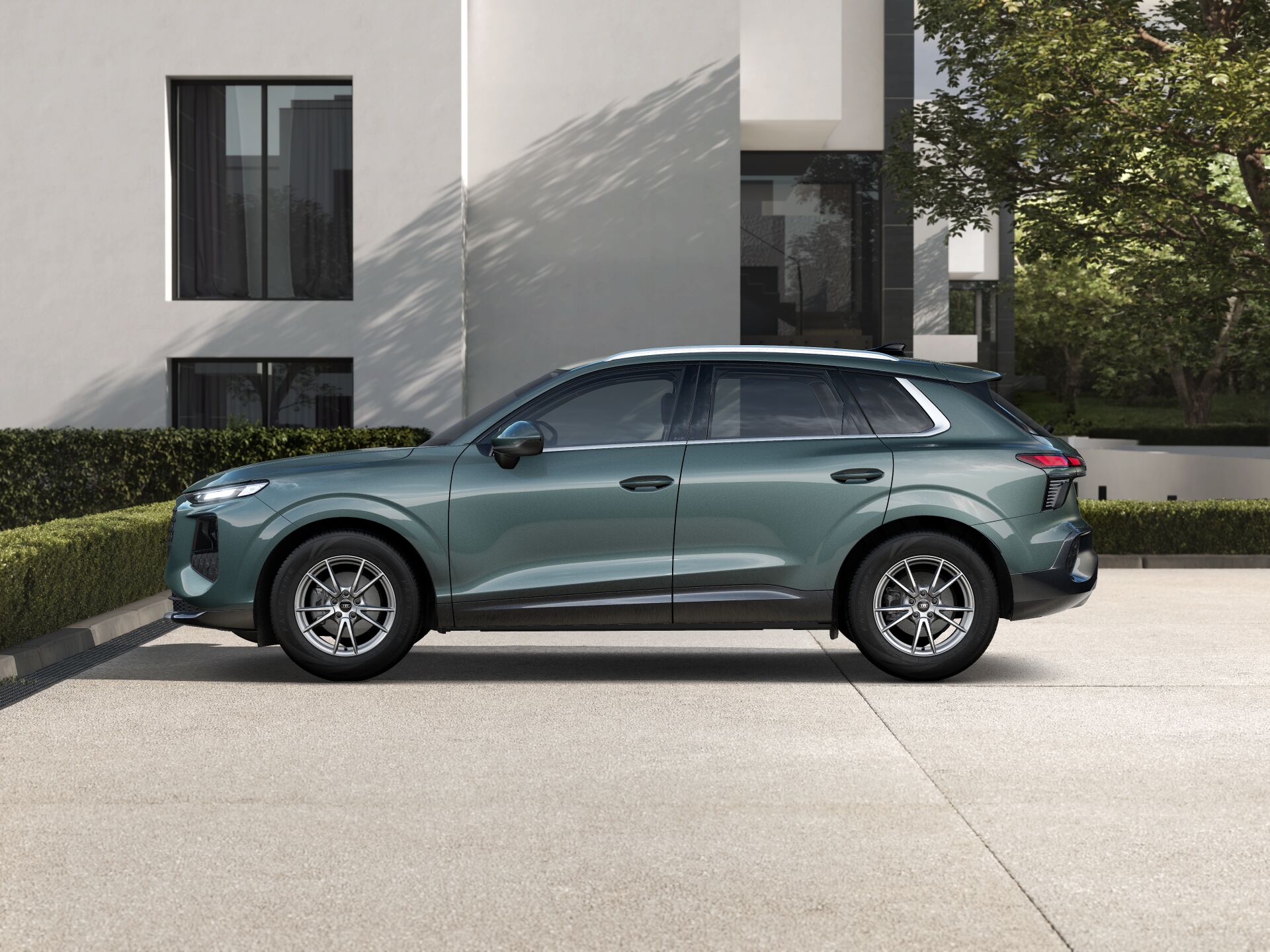 Q3 SUV EXTERIOR-PARALLEL-SIDE