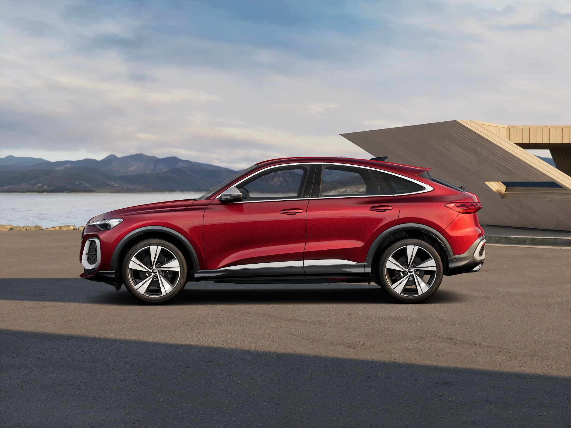 SQ5 Sportback EXTERIOR-PARALLEL-SIDE