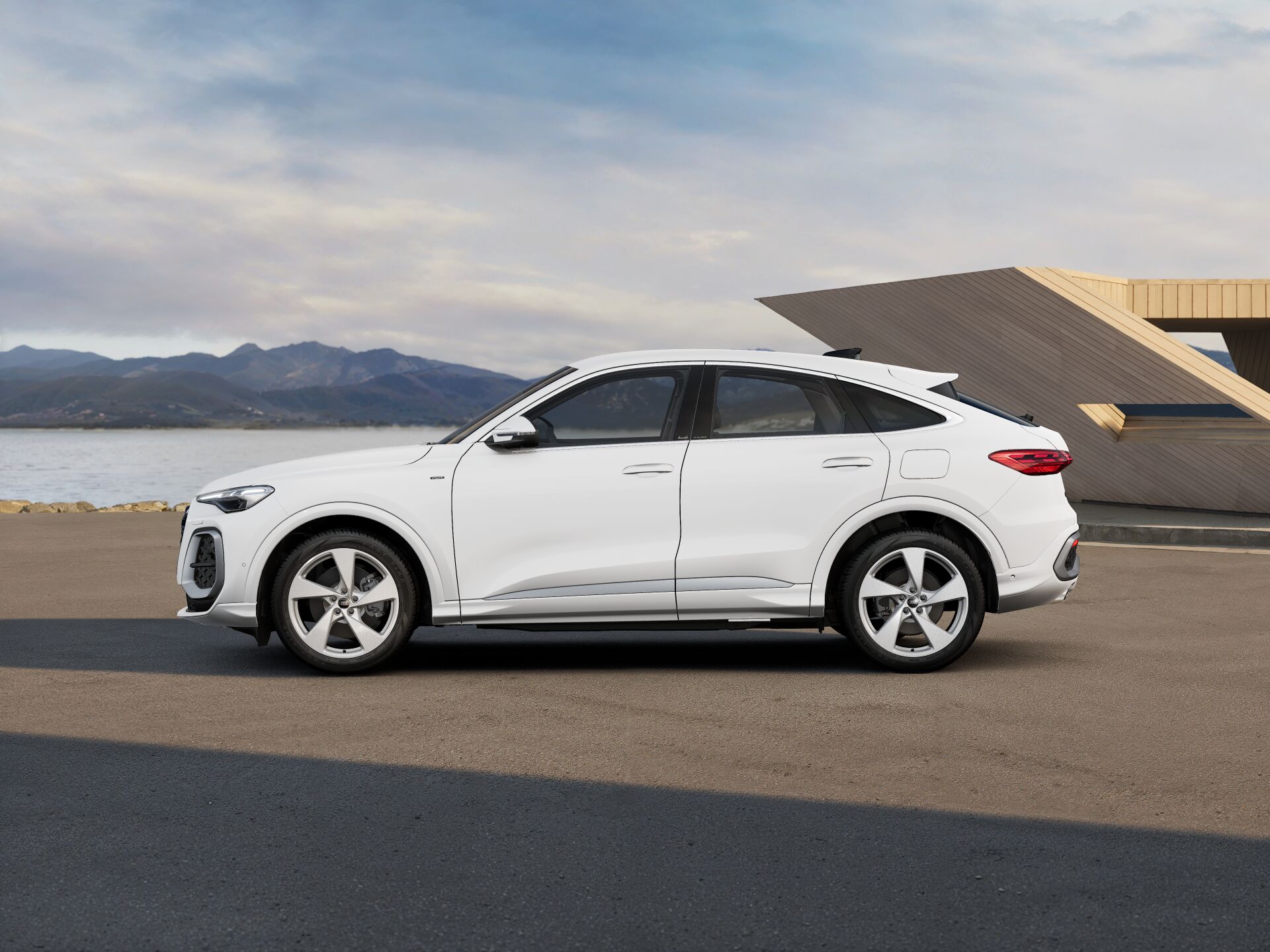 Nuova Q5 Sportback e-hybrid EXTERIOR-PARALLEL-SIDE