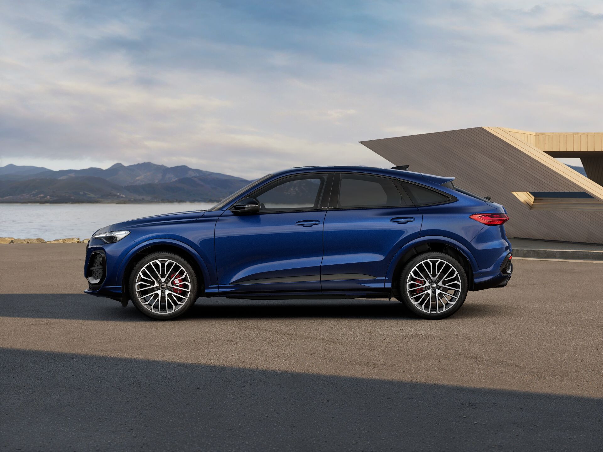 SQ5 Sportback EXTERIOR-PARALLEL-SIDE