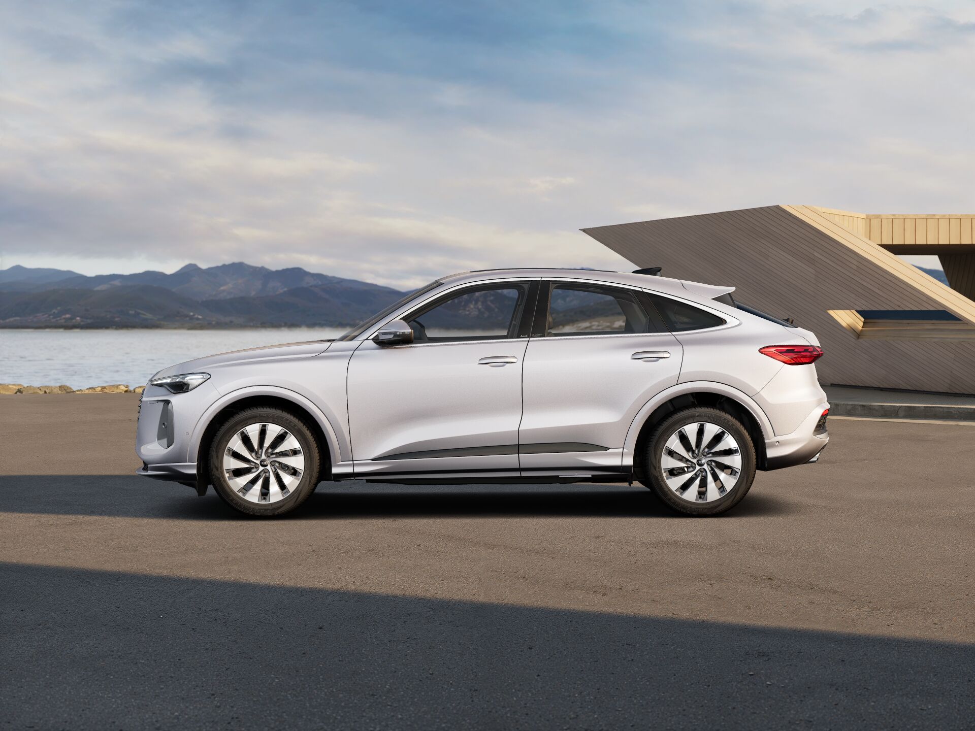 Q5 Sportback EXTERIOR-PARALLEL-SIDE