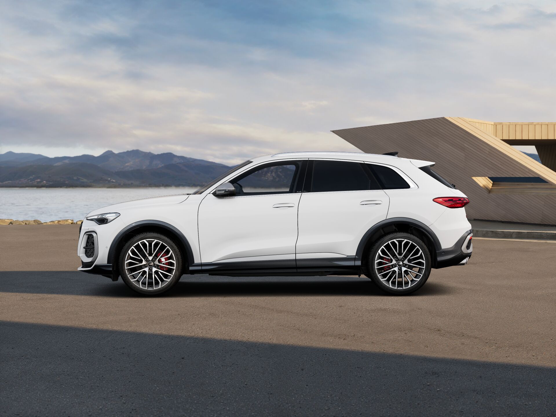 SQ5 SUV EXTERIOR-PARALLEL-SIDE