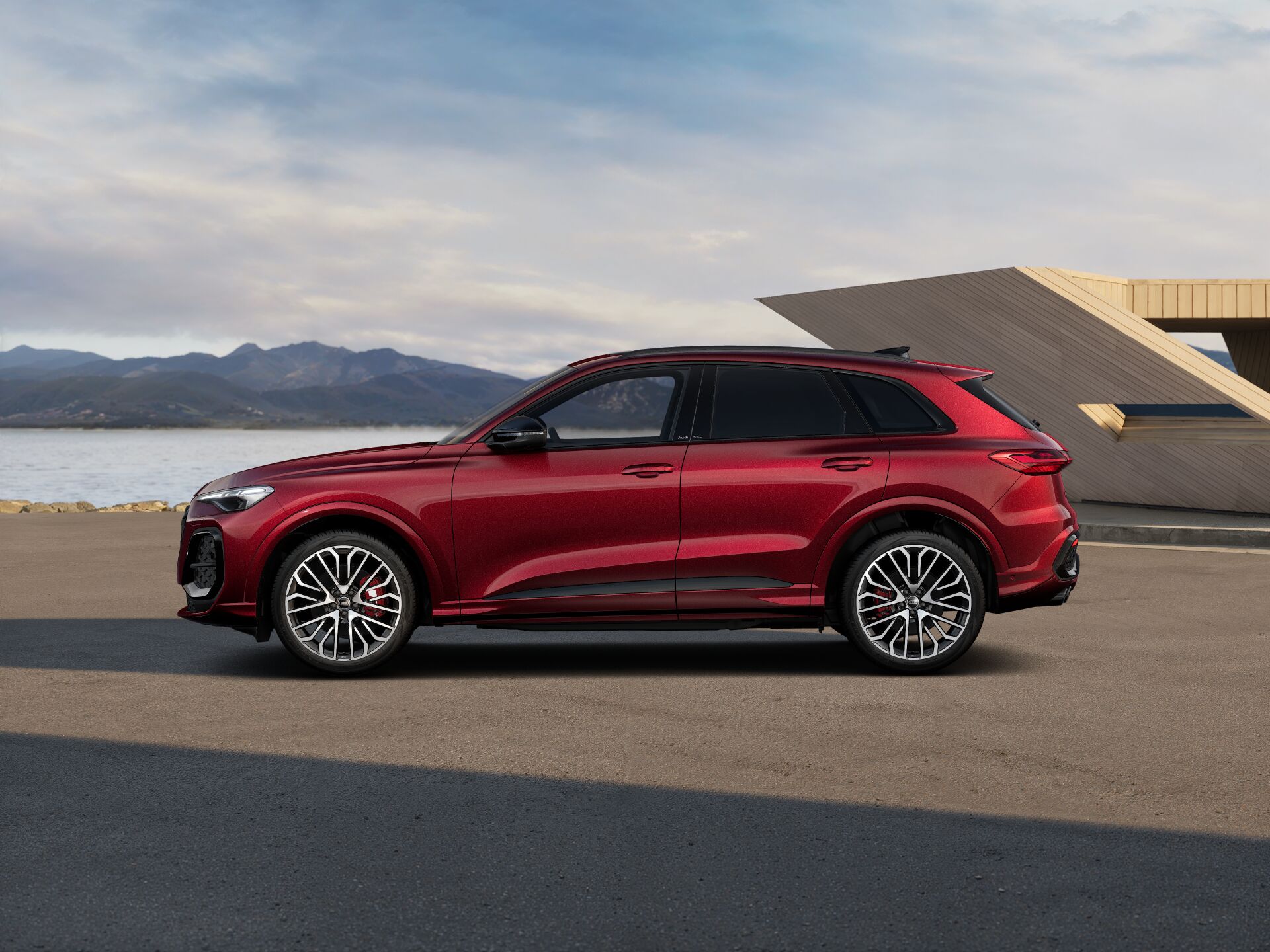 SQ5 SUV EXTERIOR-PARALLEL-SIDE