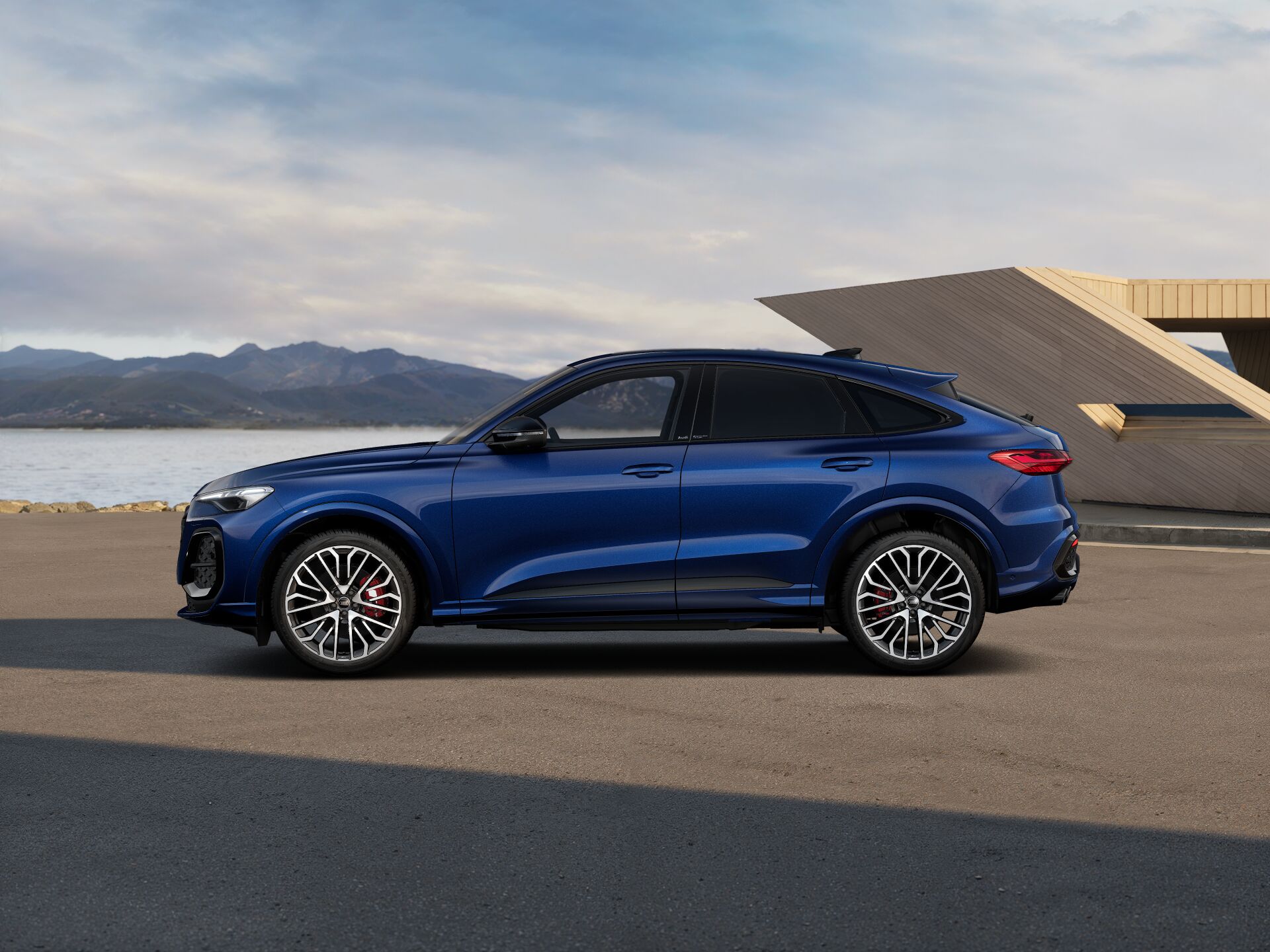 SQ5 Sportback EXTERIOR-PARALLEL-SIDE