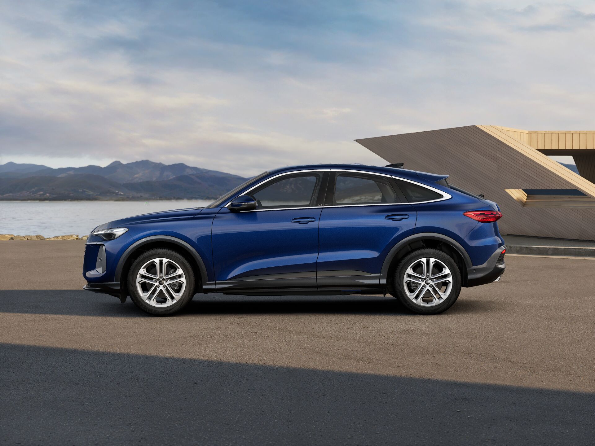 Q5 Sportback EXTERIOR-PARALLEL-SIDE