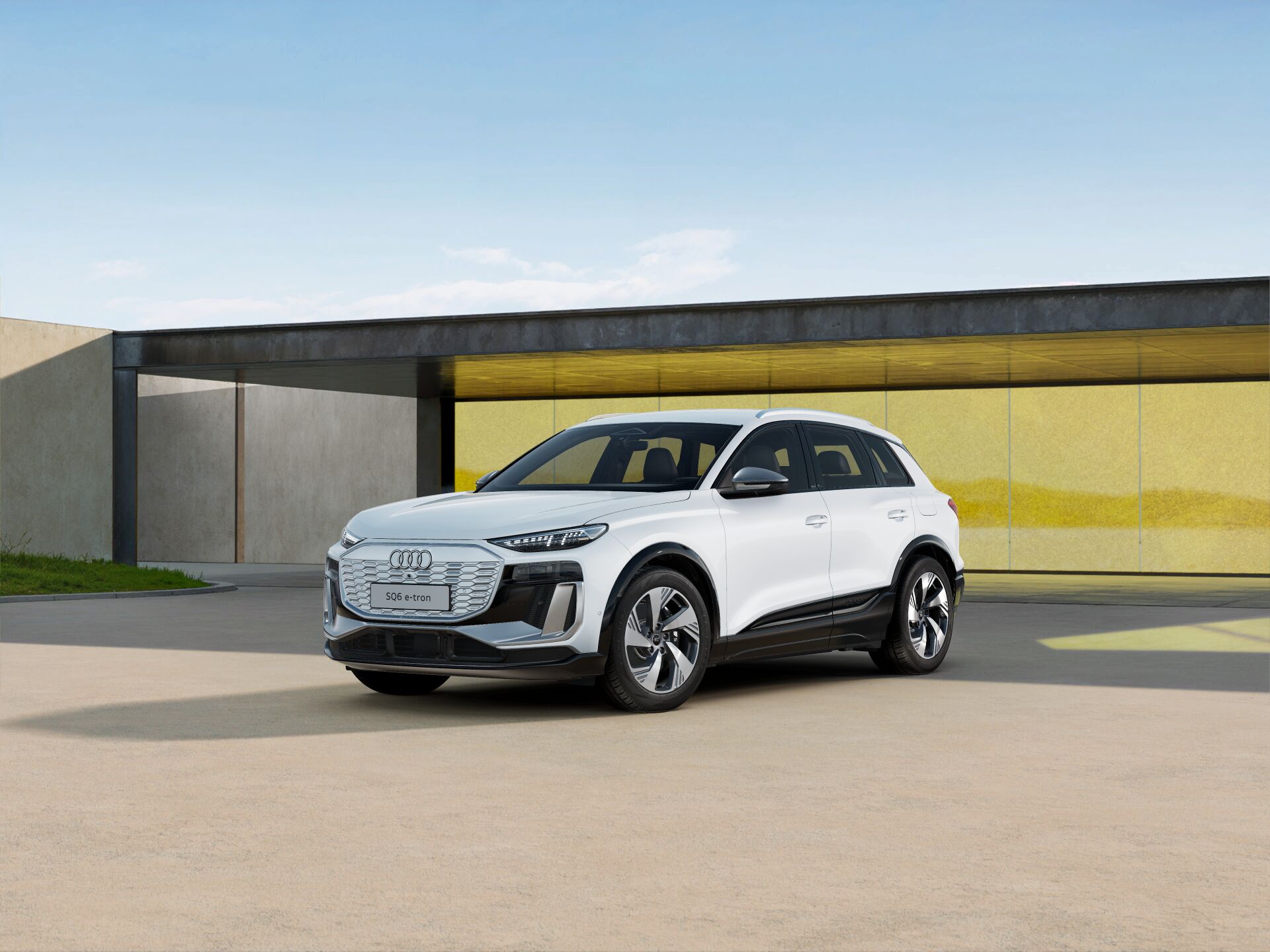 SQ6 SUV e-tron EXTERIOR-FRONT-3-4