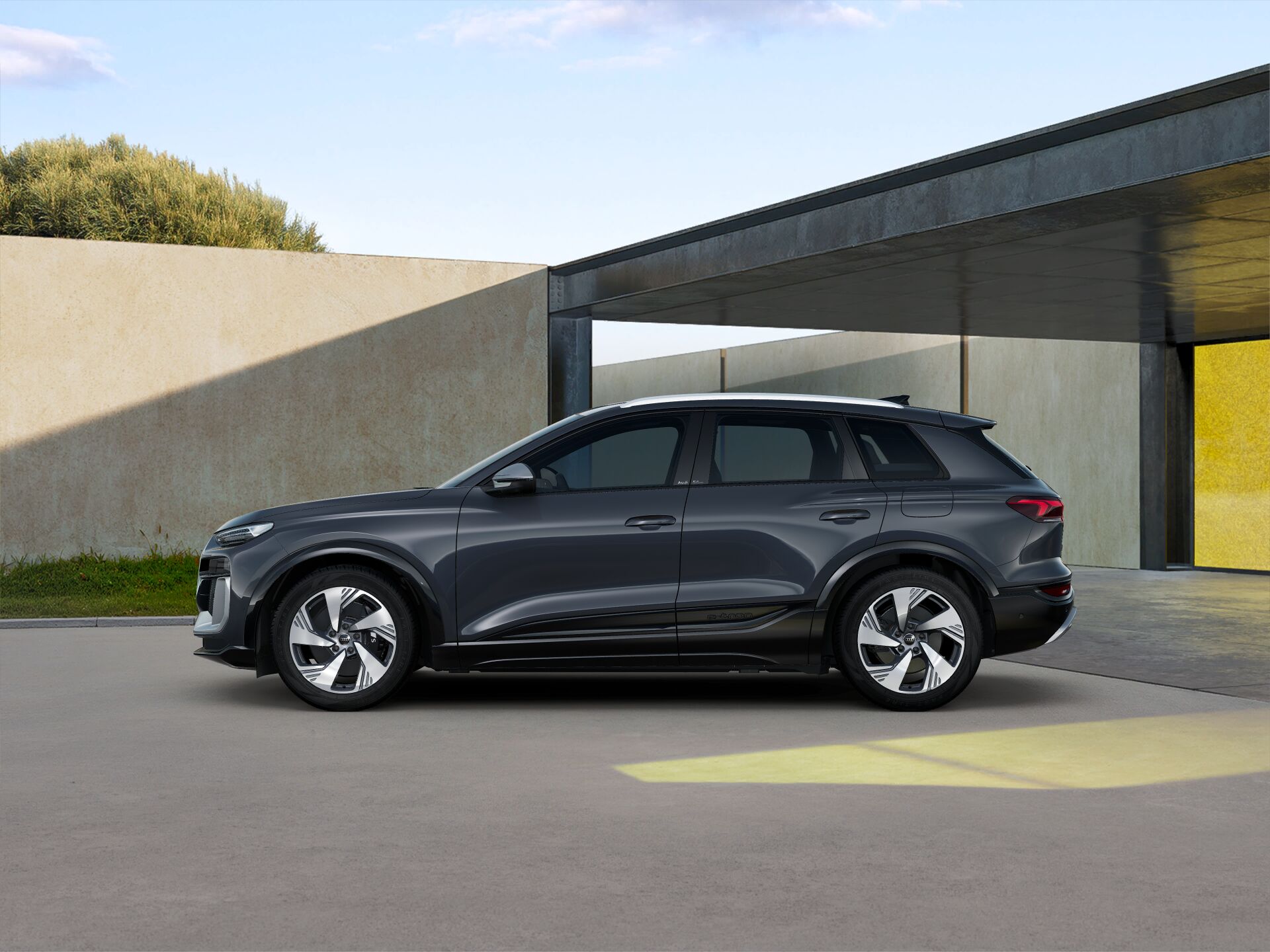 SQ6 SUV e-tron EXTERIOR-PARALLEL-SIDE