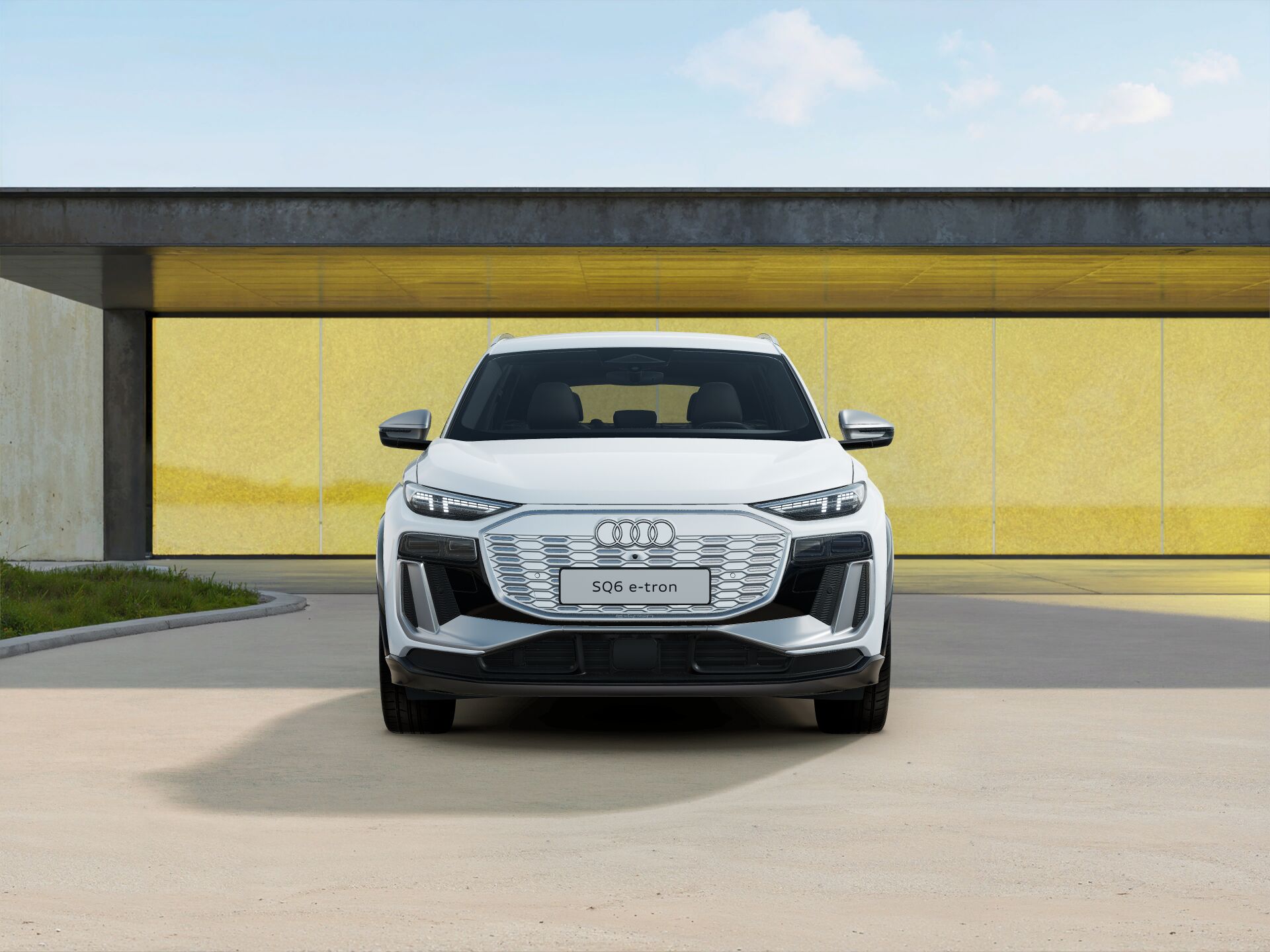 SQ6 SUV e-tron EXTERIOR-FRONT-FRONT