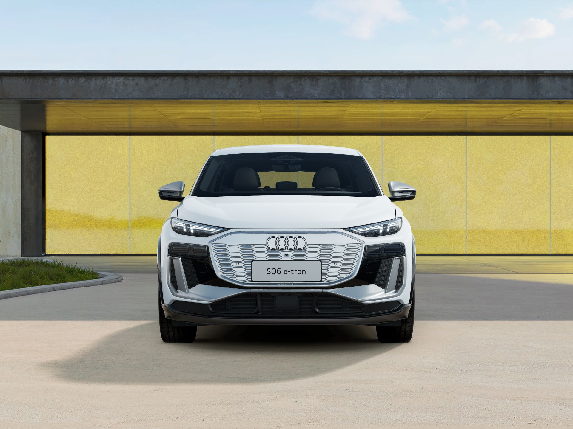 SQ6 Sportback e-tron EXTERIOR-FRONT-FRONT