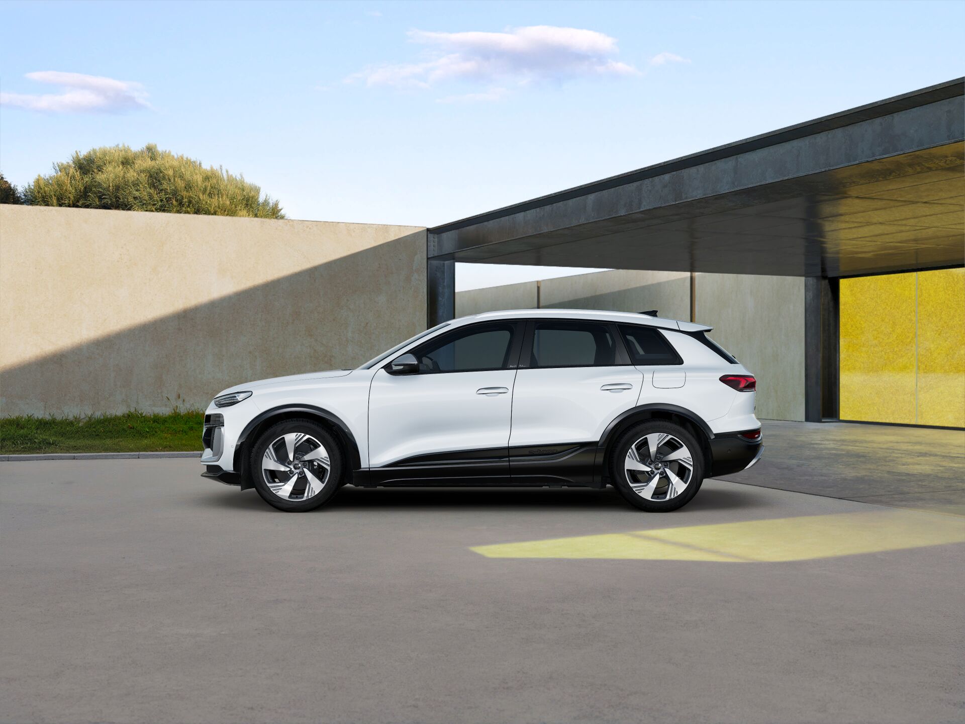 SQ6 SUV e-tron EXTERIOR-PARALLEL-SIDE