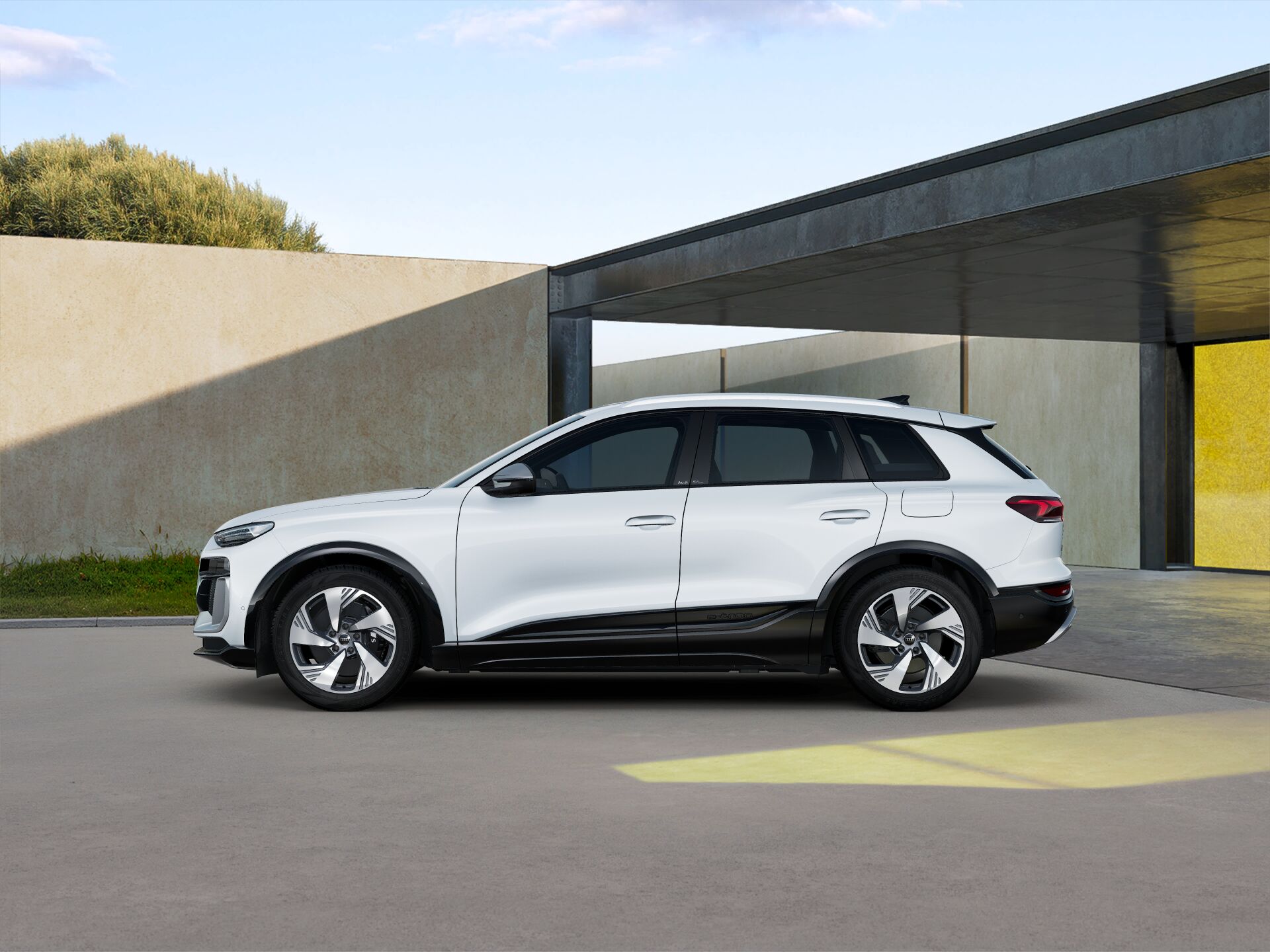 SQ6 SUV e-tron EXTERIOR-PARALLEL-SIDE