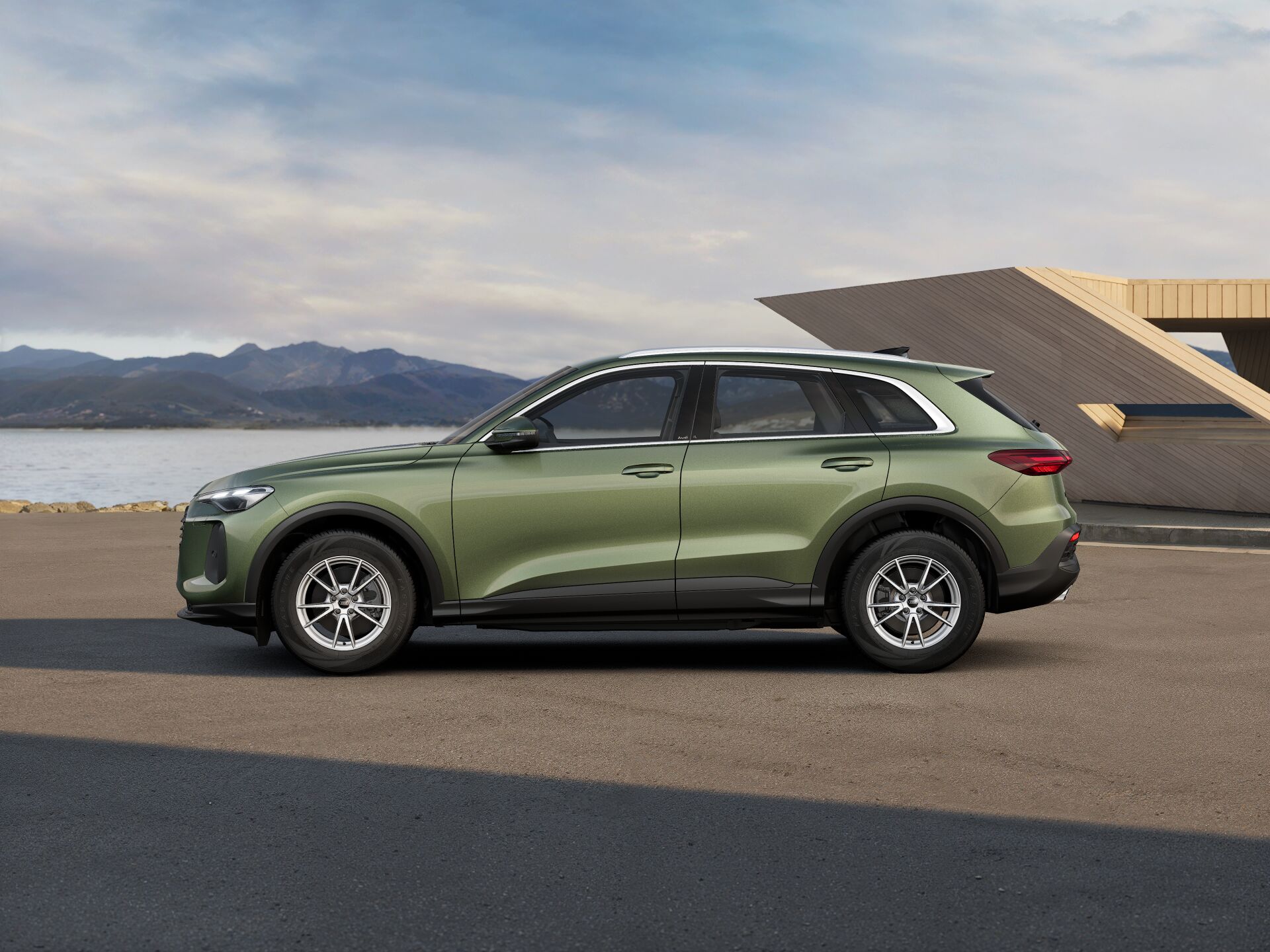 Q5 SUV EXTERIOR-PARALLEL-SIDE