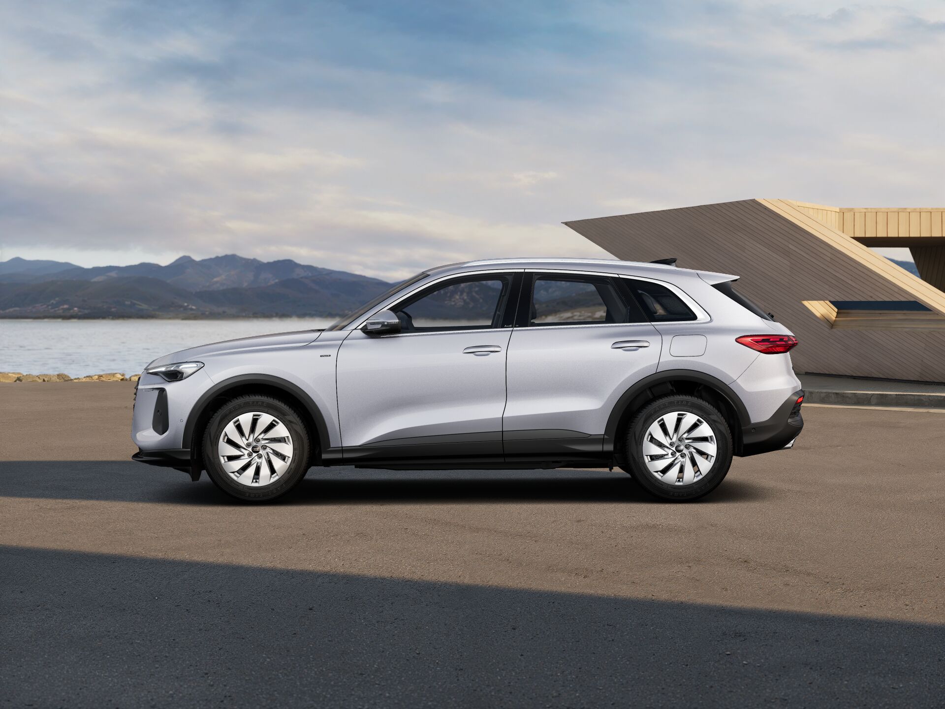 Q5 SUV e-hybrid EXTERIOR-PARALLEL-SIDE