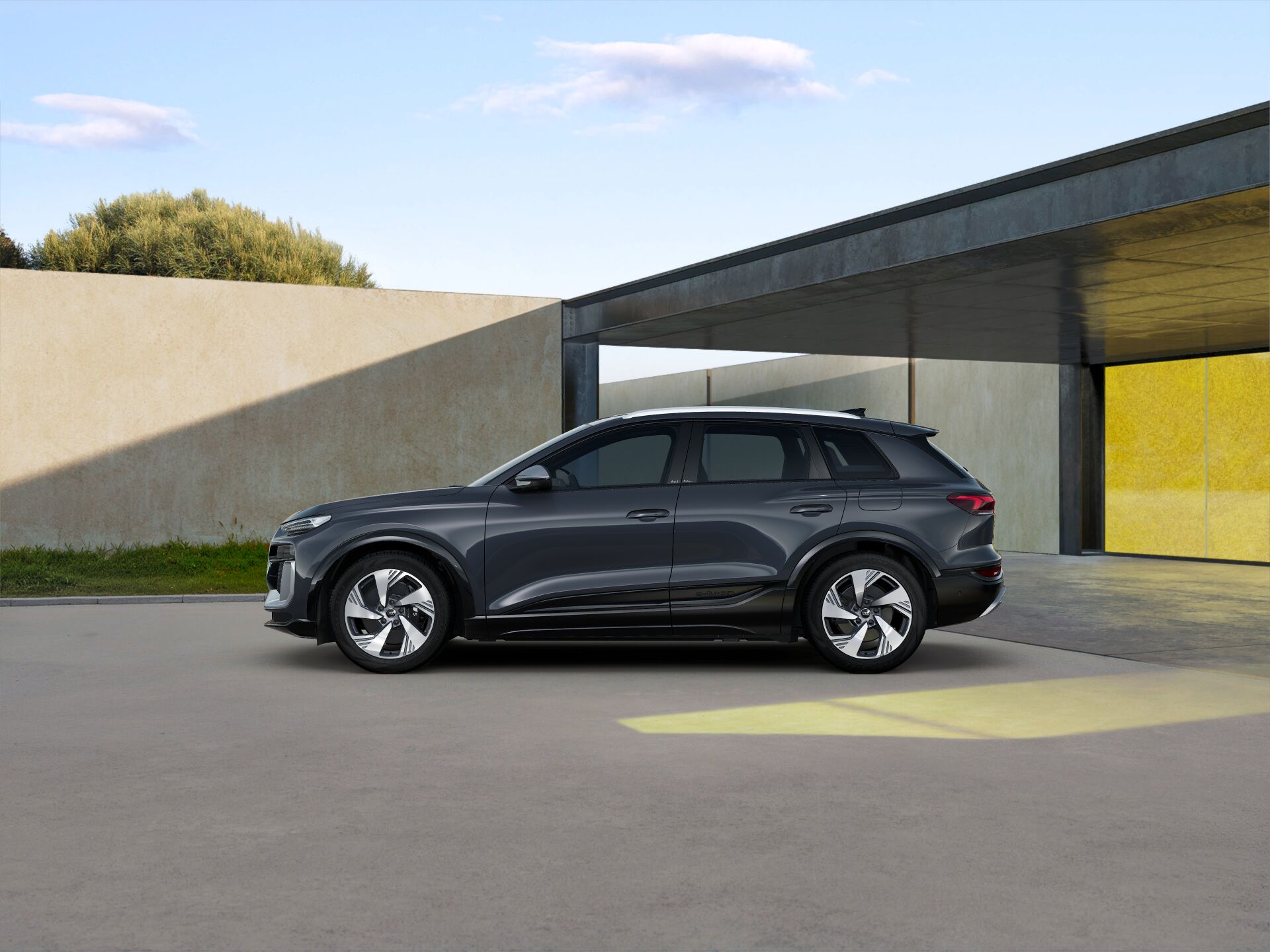 SQ6 SUV e-tron EXTERIOR-PARALLEL-SIDE