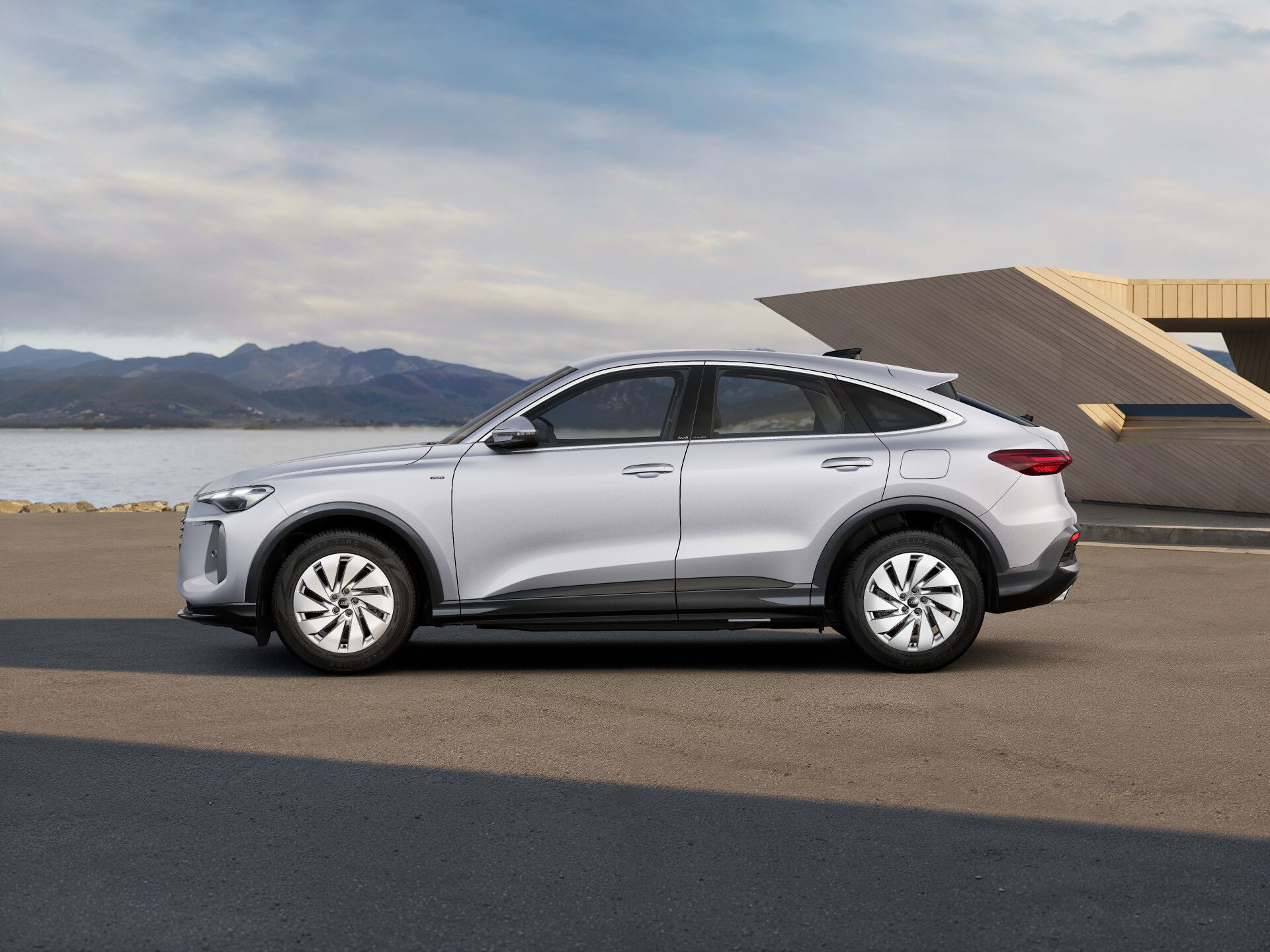 Nowe Q5 Sportback e-hybrid EXTERIOR-PARALLEL-SIDE
