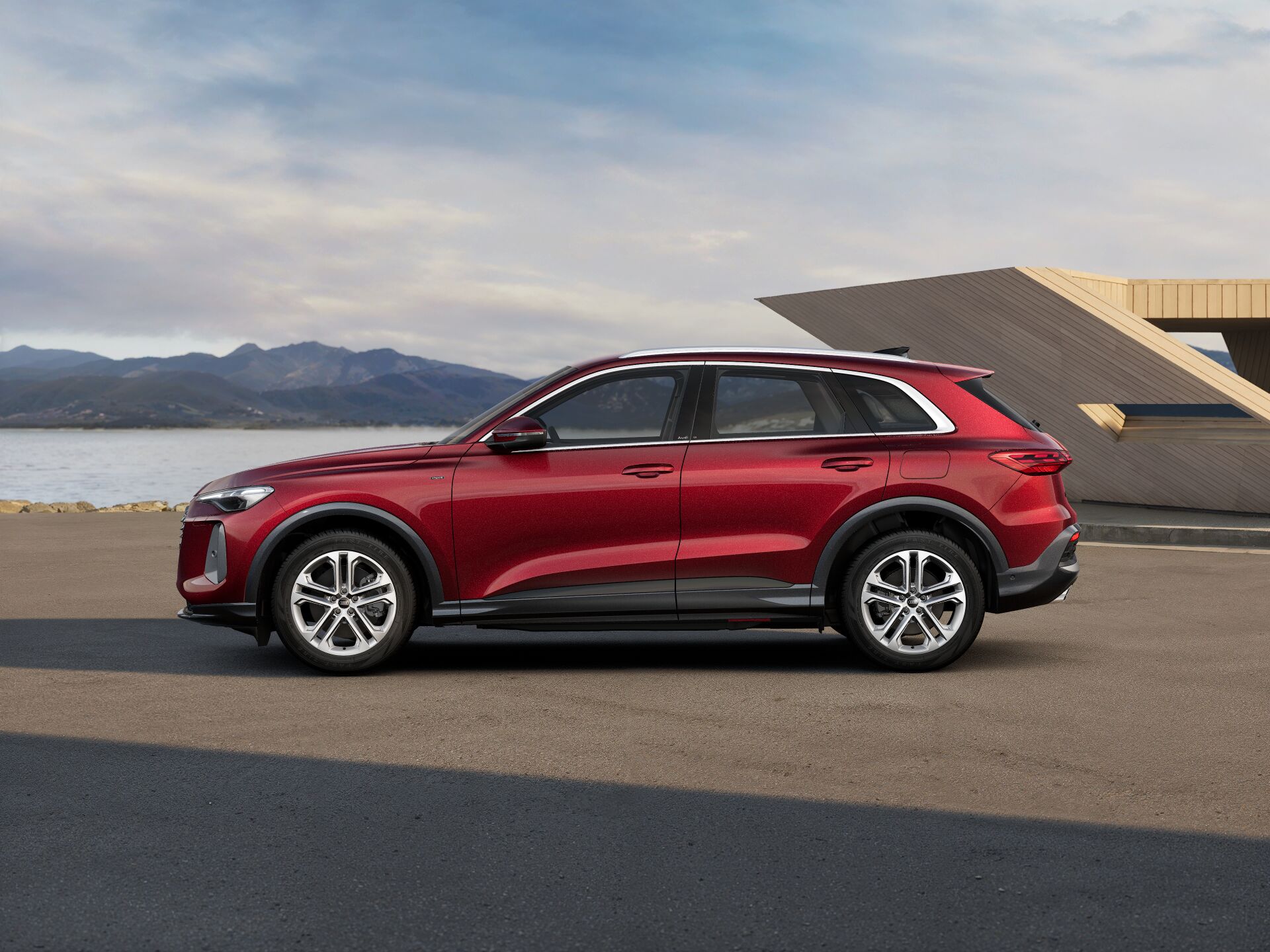 Q5 SUV e-hybrid EXTERIOR-PARALLEL-SIDE