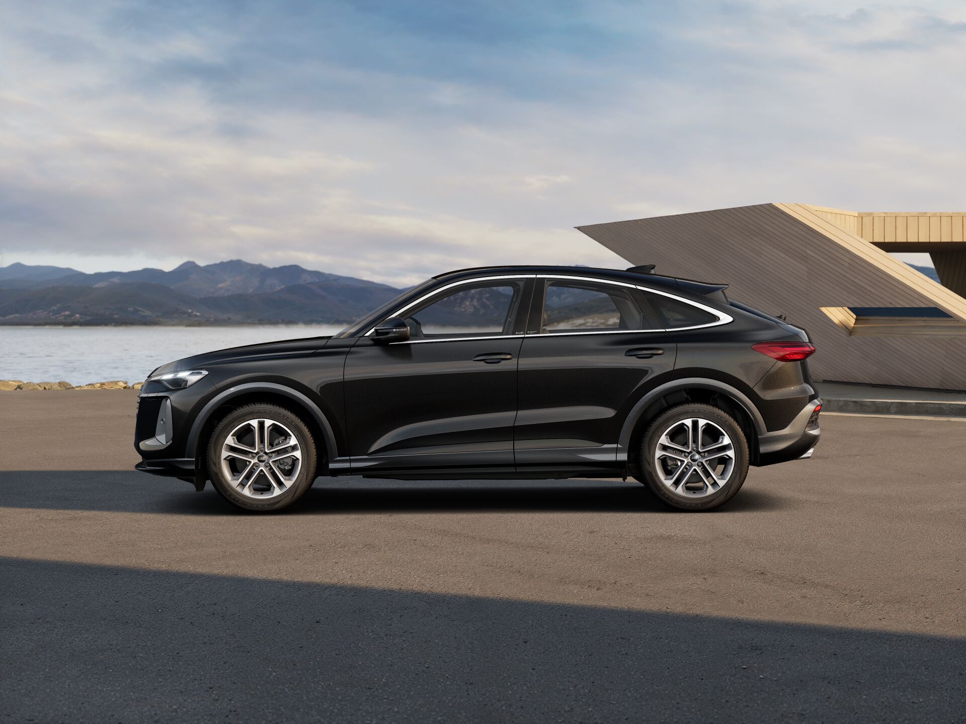 Q5 Sportback EXTERIOR-PARALLEL-SIDE