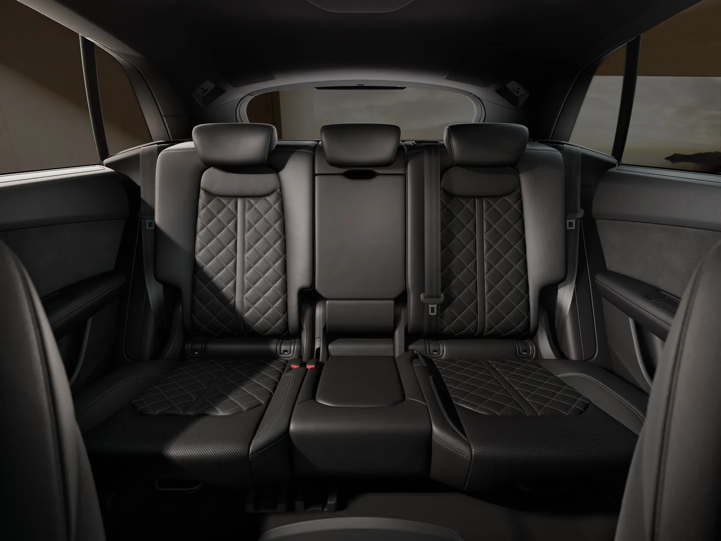 Audi Q8 SUV 50 TDI quattro 200 kW (272 PS) tiptronic リヤシート