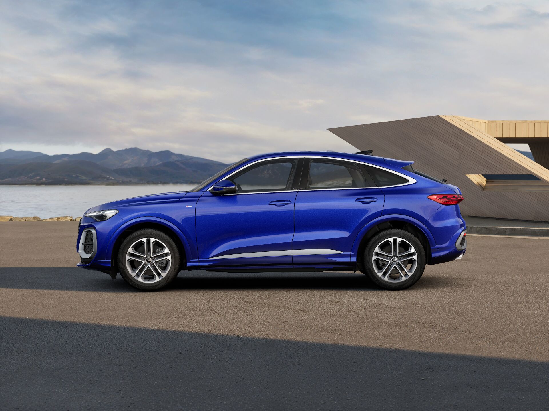 Q5 Sportback EXTERIOR-PARALLEL-SIDE