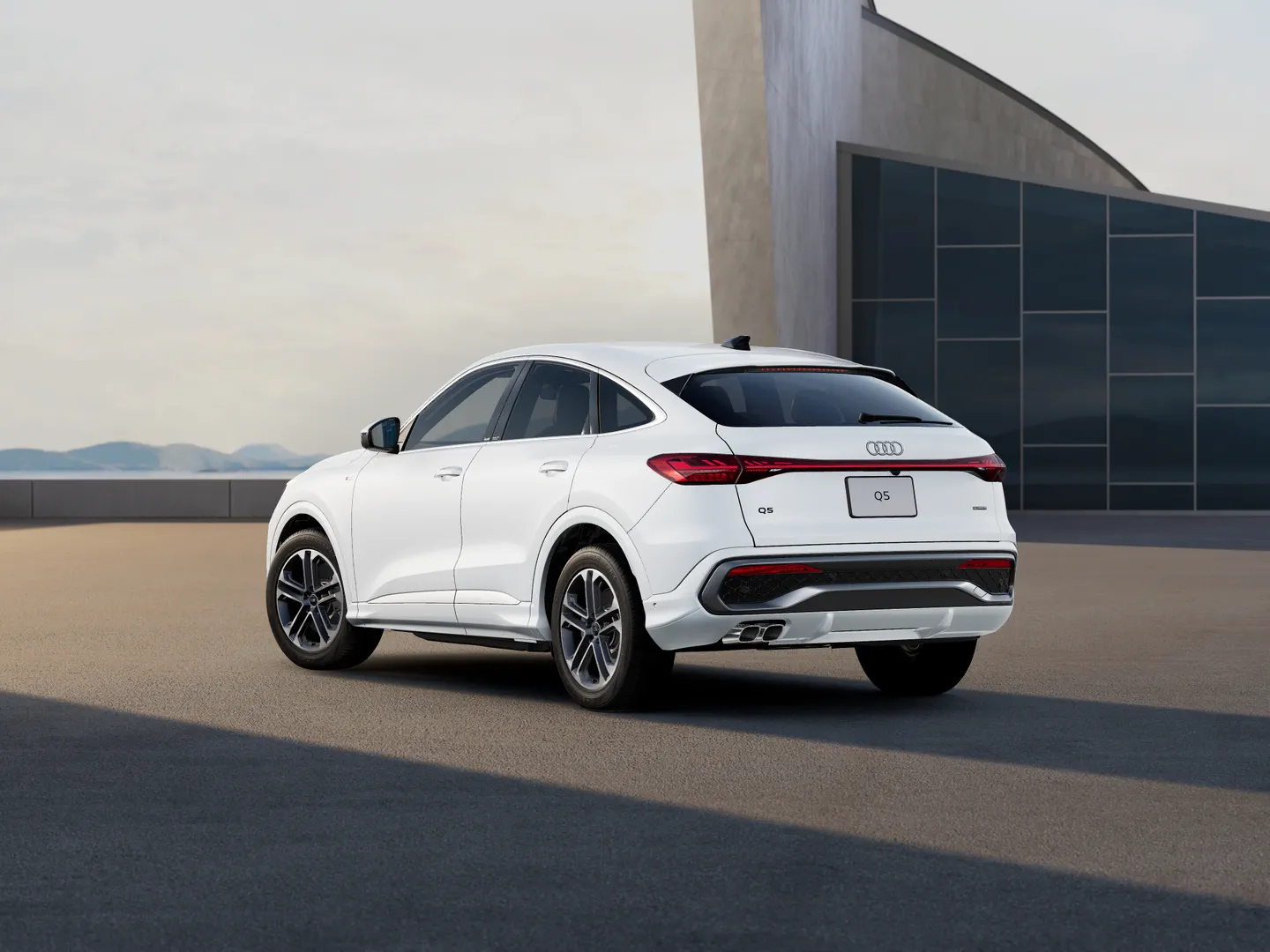 Audi Q5 Sportback TDI quattro 150 kW advancedS tronic リア3/4ビュー