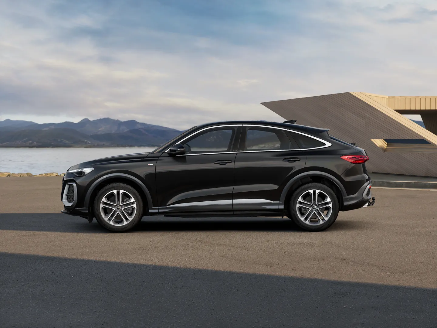Zdjęcie Audi Q5 Sportback TDI quattro 150 kW S tronic – Ujęcie: bok
