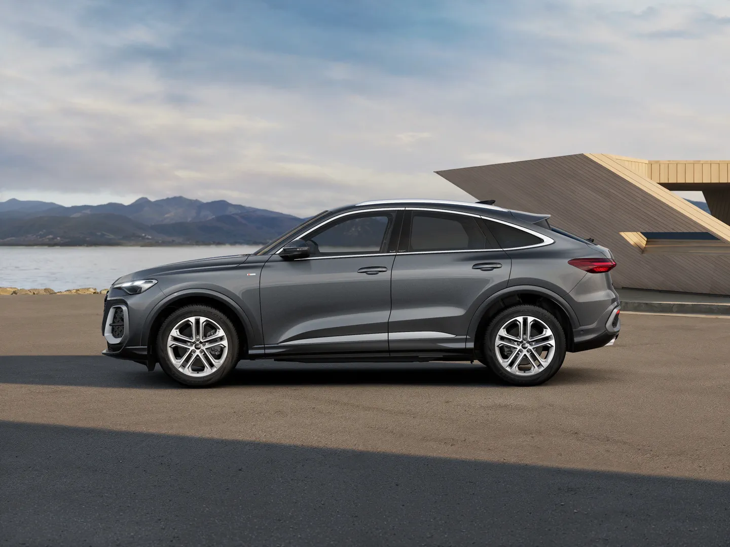 Zdjęcie Audi Q5 Sportback TDI quattro 150 kW S tronic – Ujęcie: bok