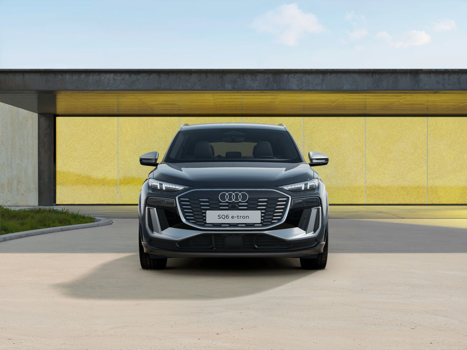 SQ6 e-tron EXTERIOR-FRONT-FRONT