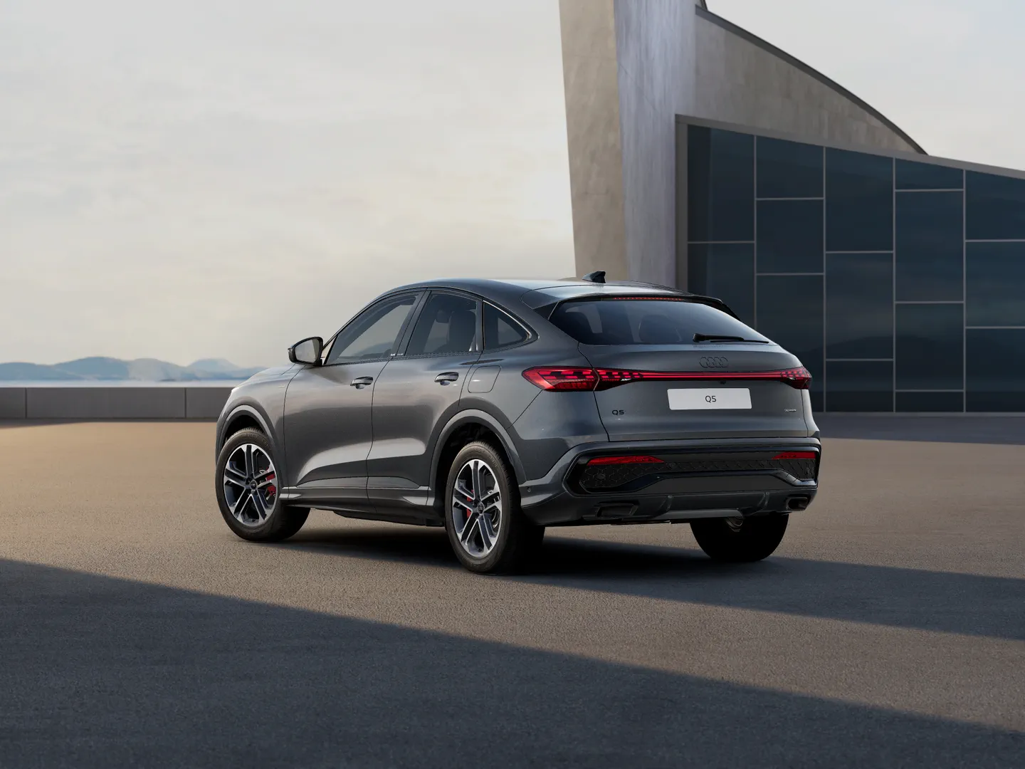 Zdjęcie Audi Q5 Sportback e-hybrid e-hybrid quattro 270 kW S tronic – Ujęcie: tył 3/4