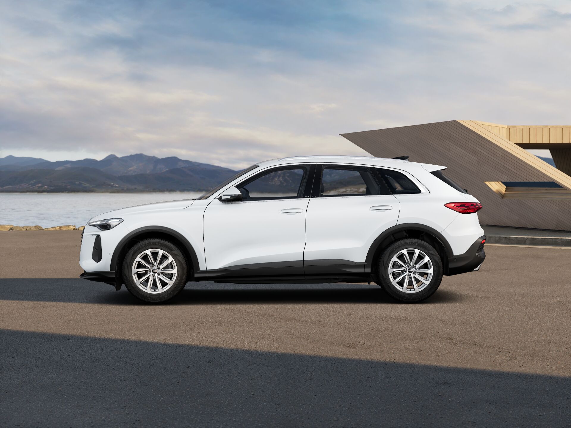 Q5 SUV EXTERIOR-PARALLEL-SIDE