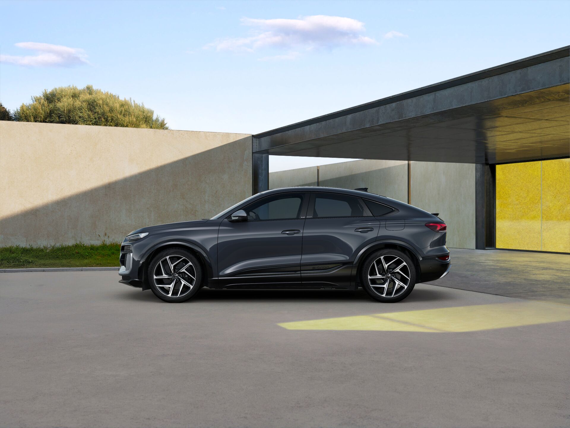 SQ6 Sportback e-tron EXTERIOR-PARALLEL-SIDE