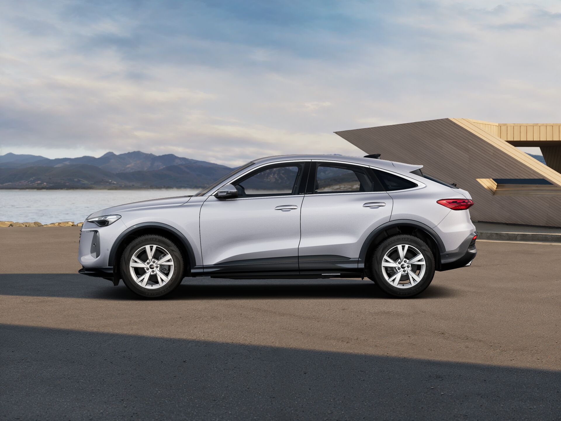 Q5 Sportback EXTERIOR-PARALLEL-SIDE