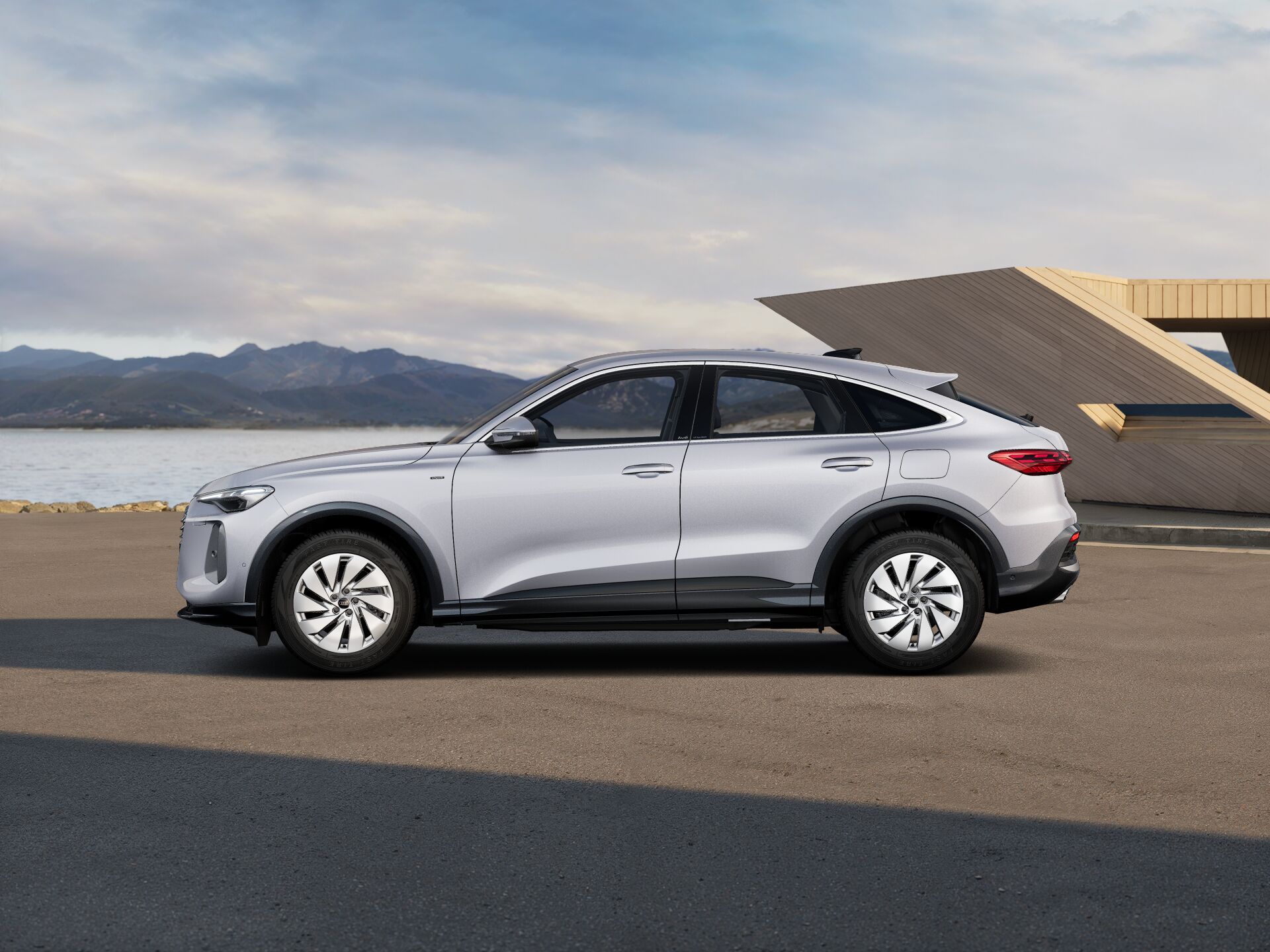 Q5 Sportback e-hybrid EXTERIOR-PARALLEL-SIDE