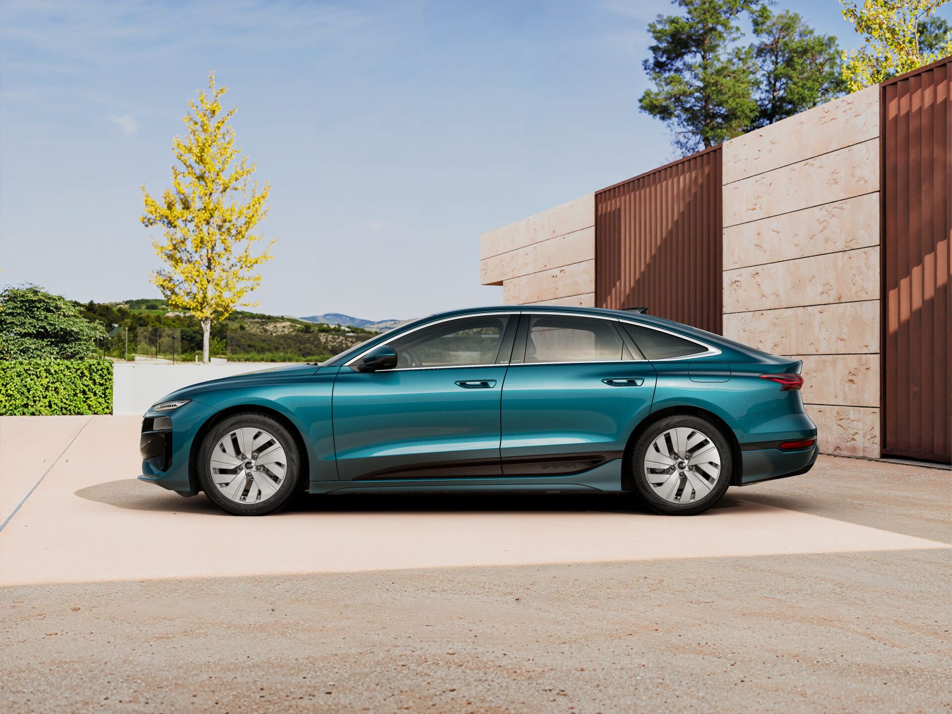 A6 Sportback e-tron EXTERIOR-PARALLEL-SIDE