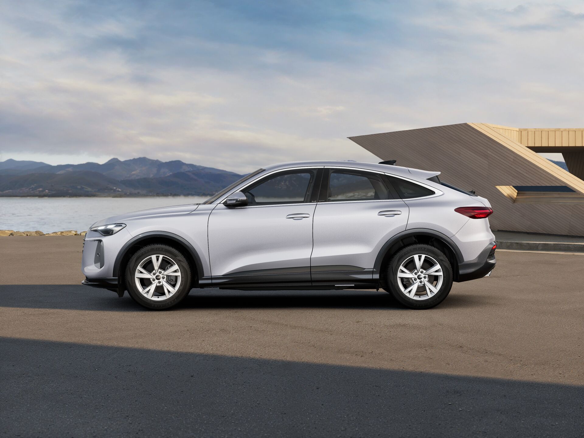 Q5 Sportback EXTERIOR-PARALLEL-SIDE