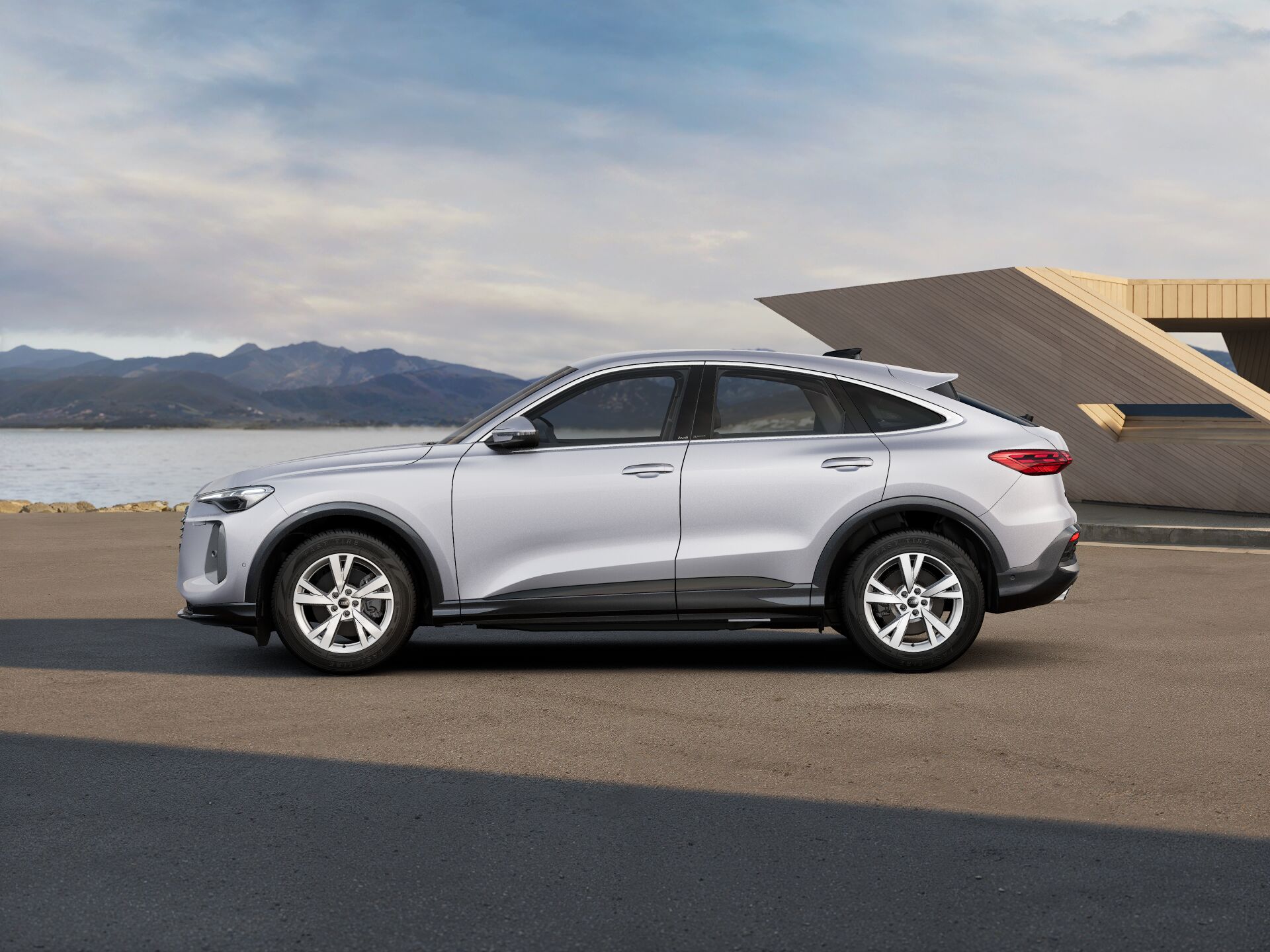 Q5 Sportback EXTERIOR-PARALLEL-SIDE