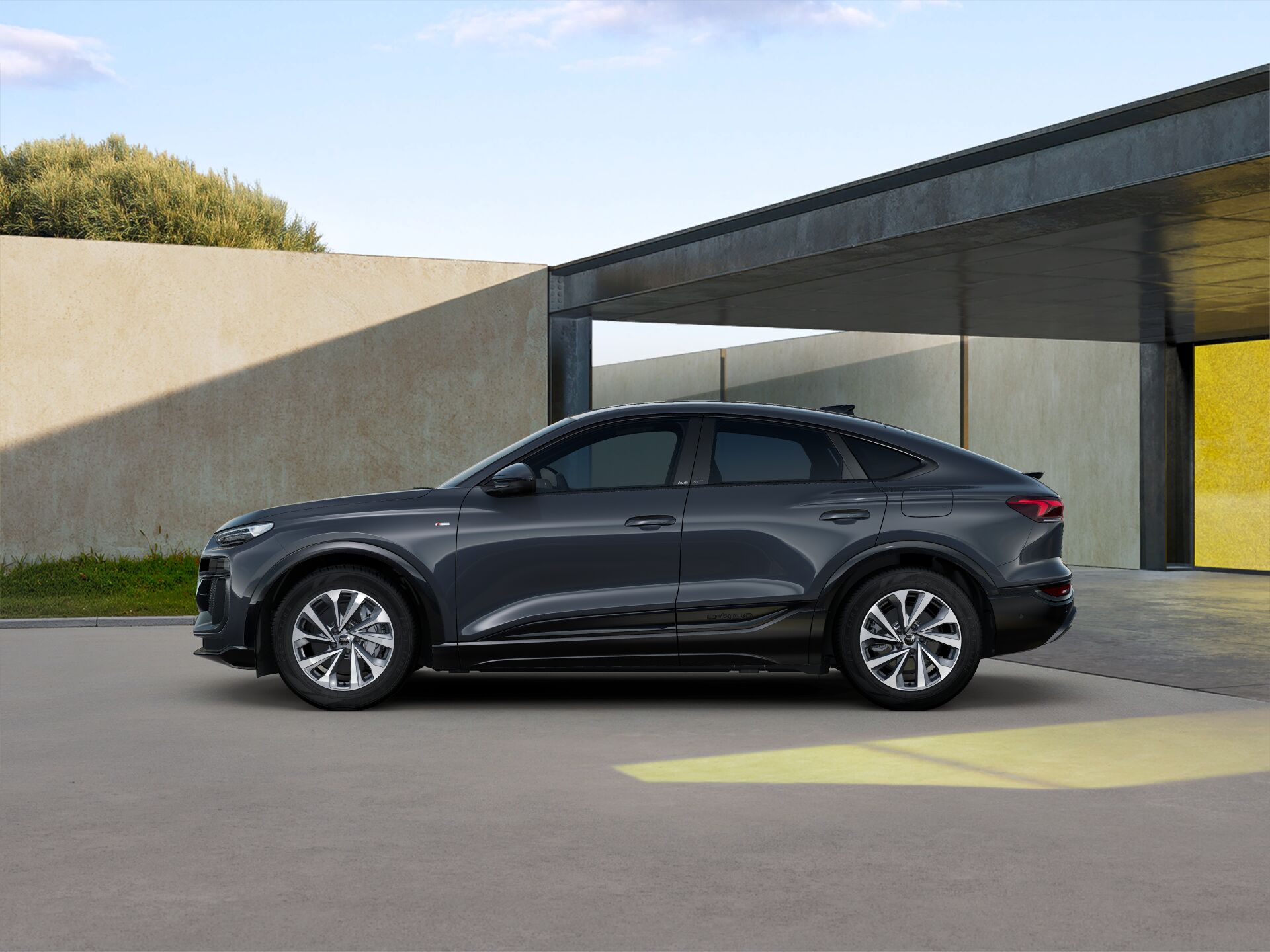 Nouvelle Q6 Sportback e-tron EXTERIOR-PARALLEL-SIDE