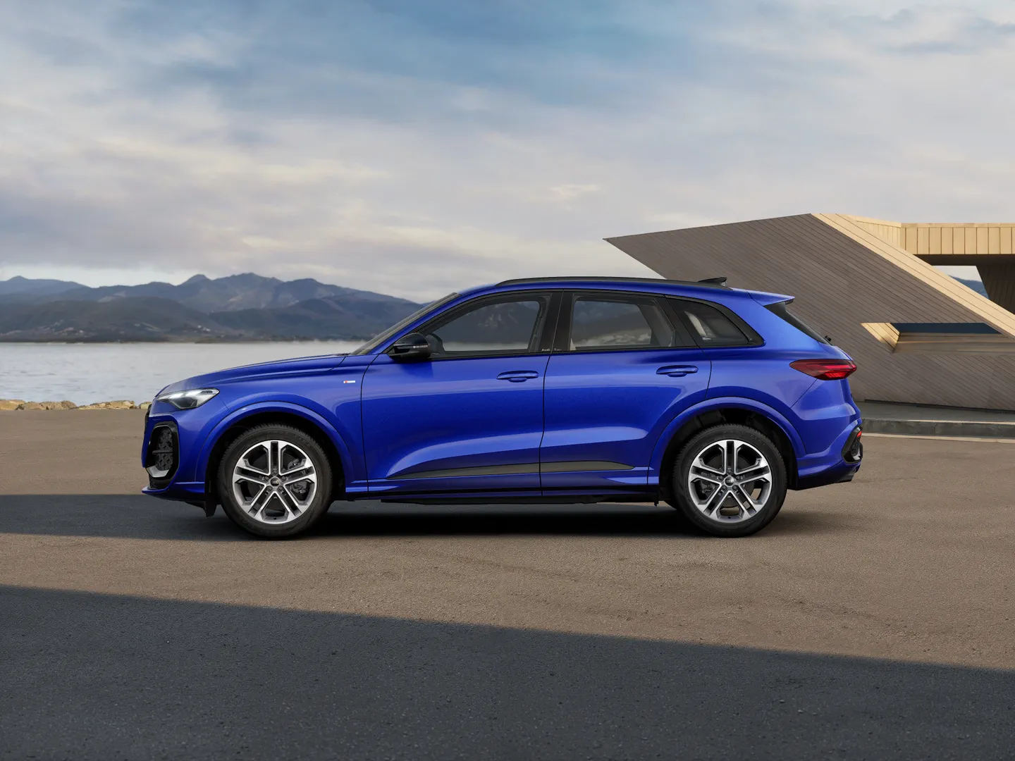 Zdjęcie Audi Q5 SUV TDI quattro 150 kW S tronic – Ujęcie: bok