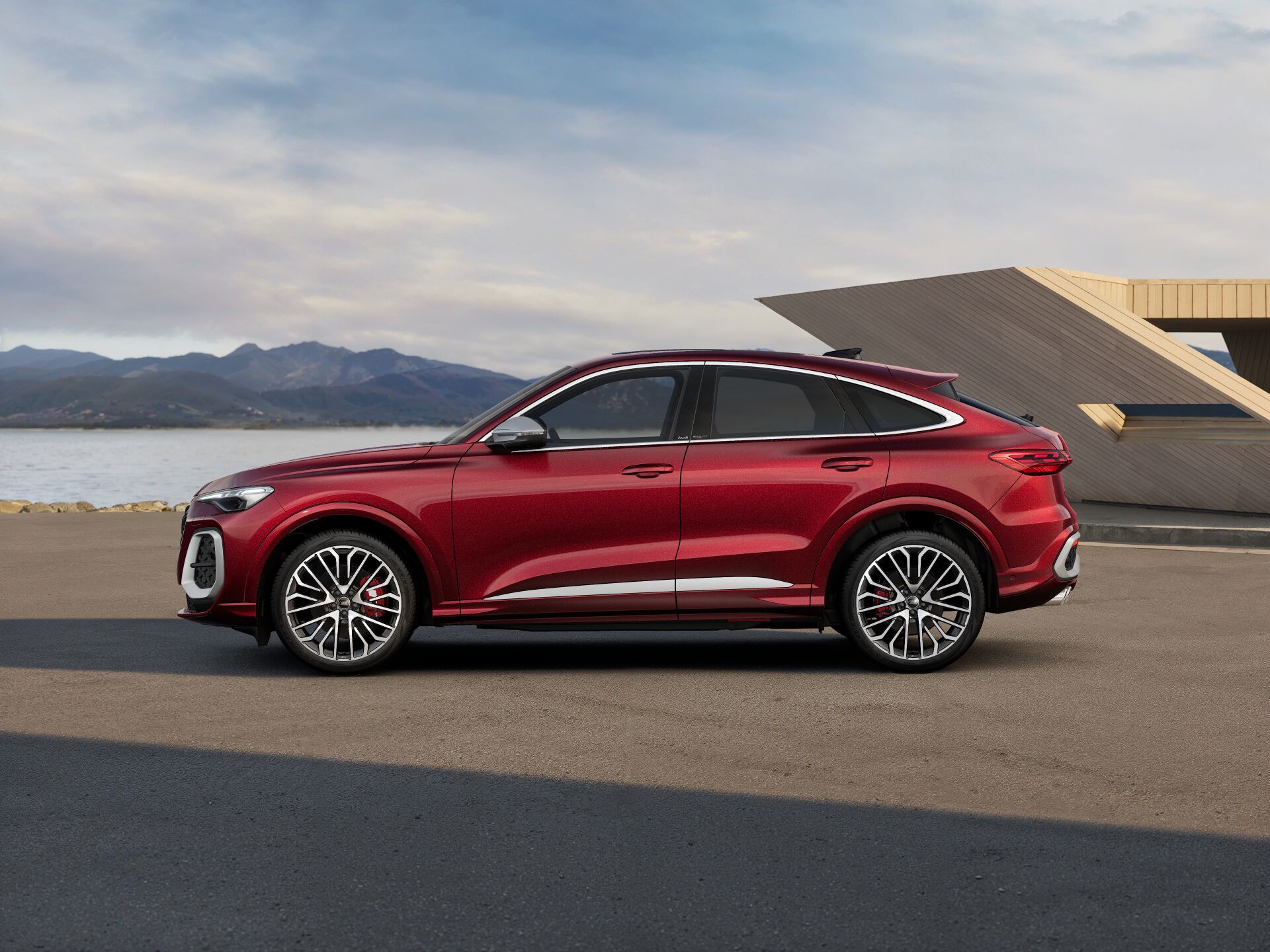 SQ5 Sportback EXTERIOR-PARALLEL-SIDE
