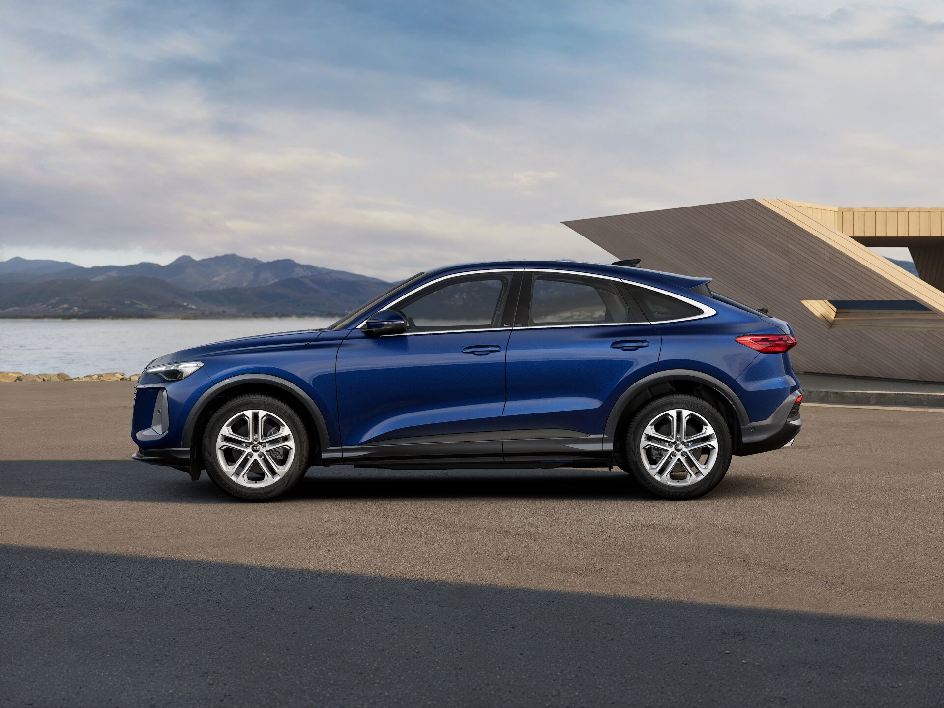 Q5 Sportback EXTERIOR-PARALLEL-SIDE