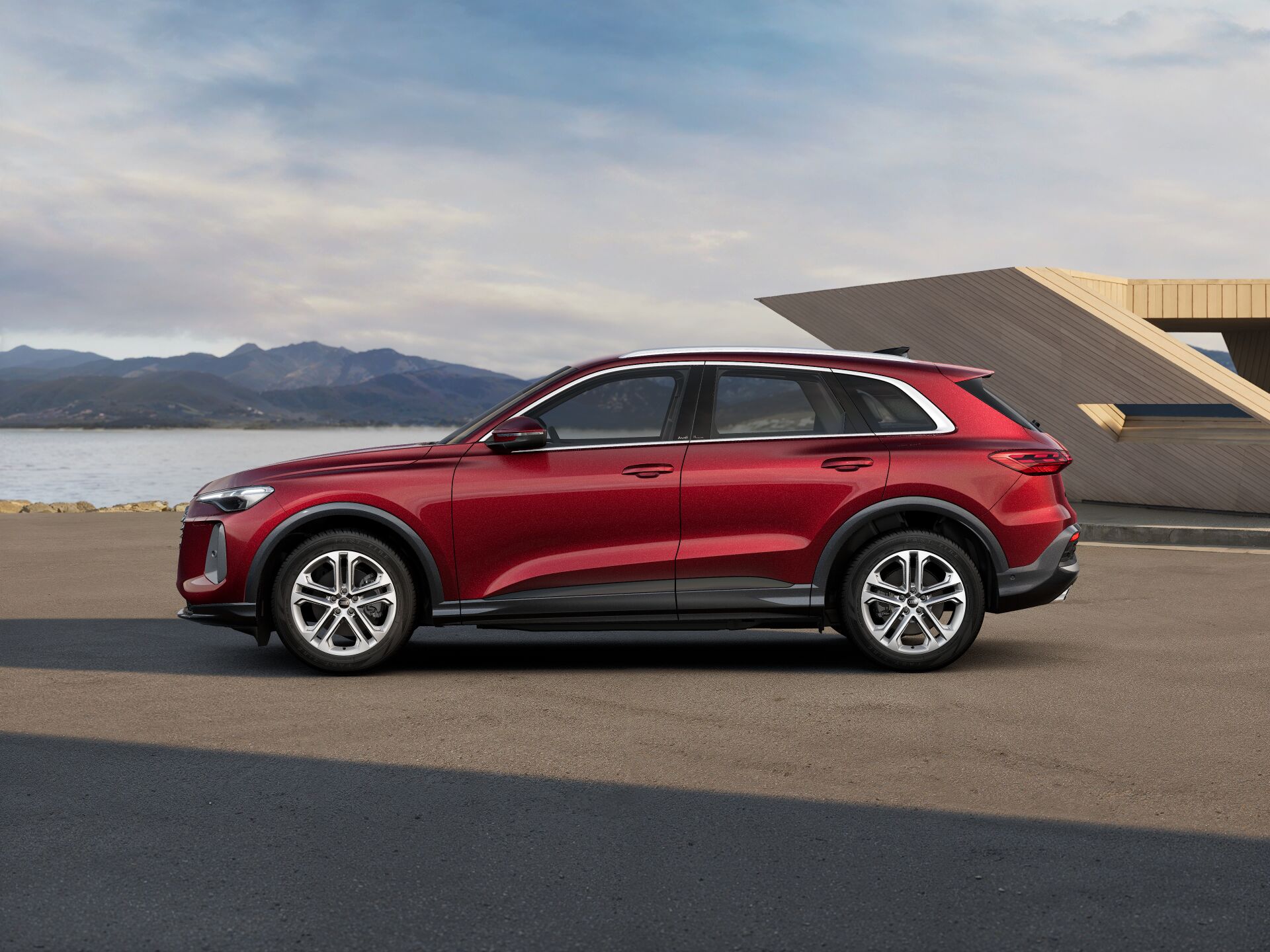 Q5 SUV EXTERIOR-PARALLEL-SIDE
