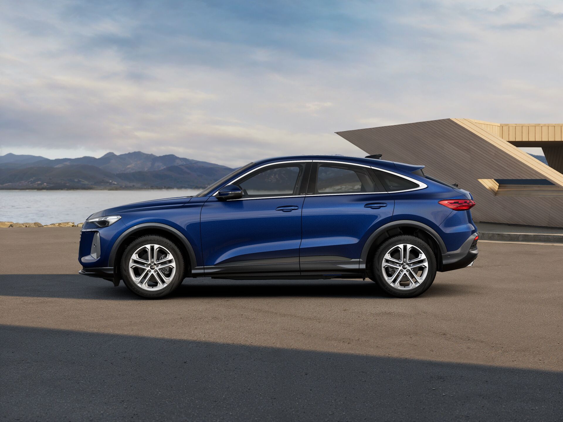 Q5 Sportback EXTERIOR-PARALLEL-SIDE