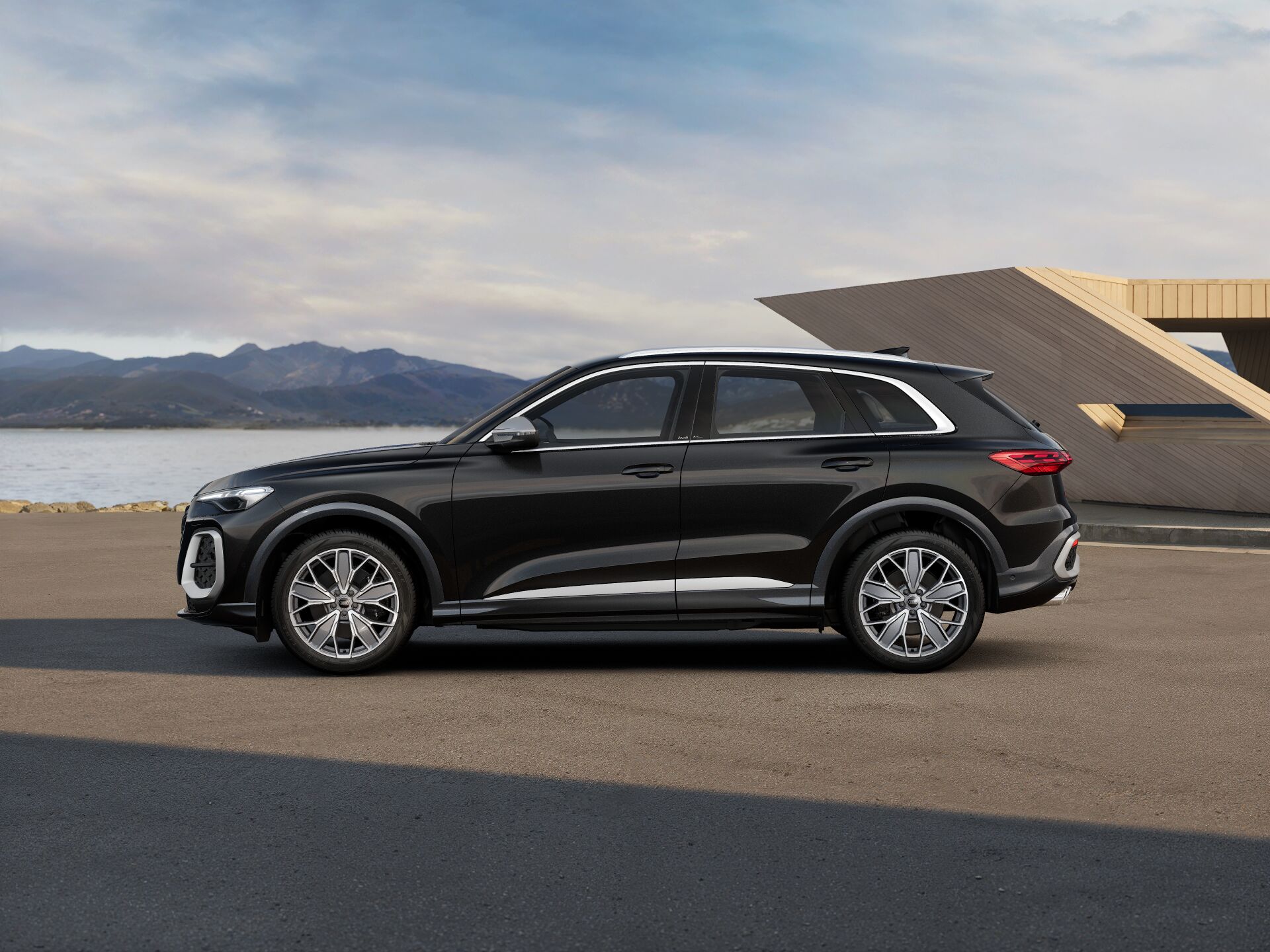 SQ5 SUV EXTERIOR-PARALLEL-SIDE