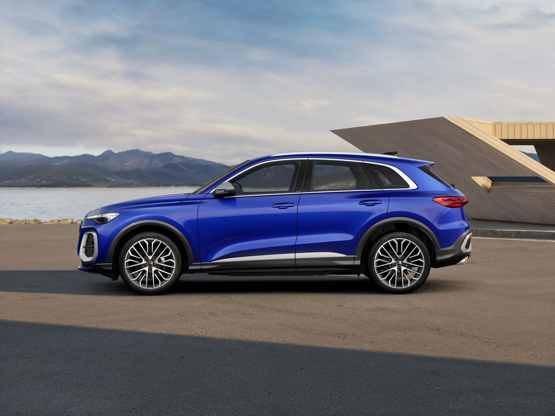SQ5 SUV EXTERIOR-PARALLEL-SIDE