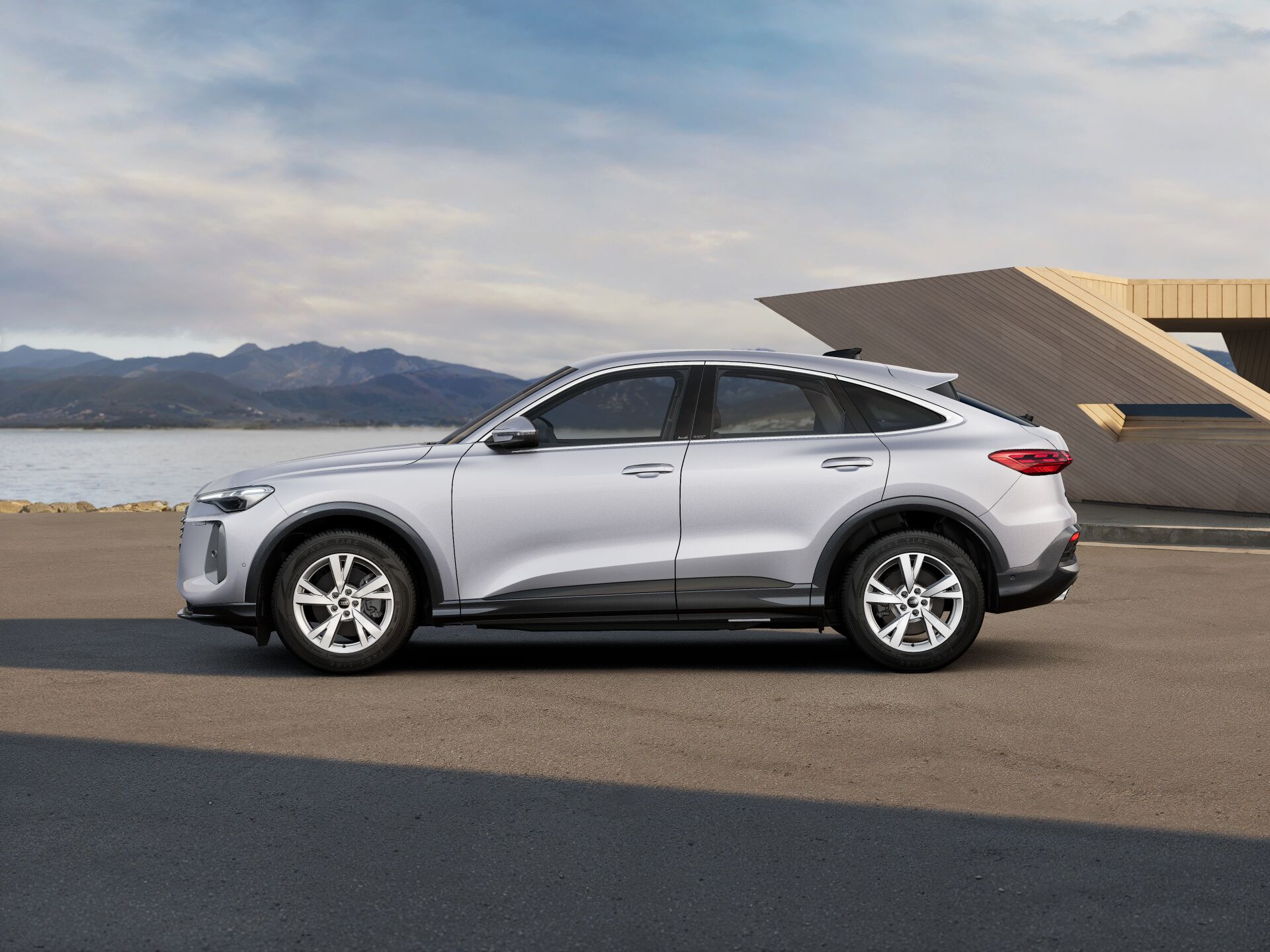 Q5 Sportback EXTERIOR-PARALLEL-SIDE