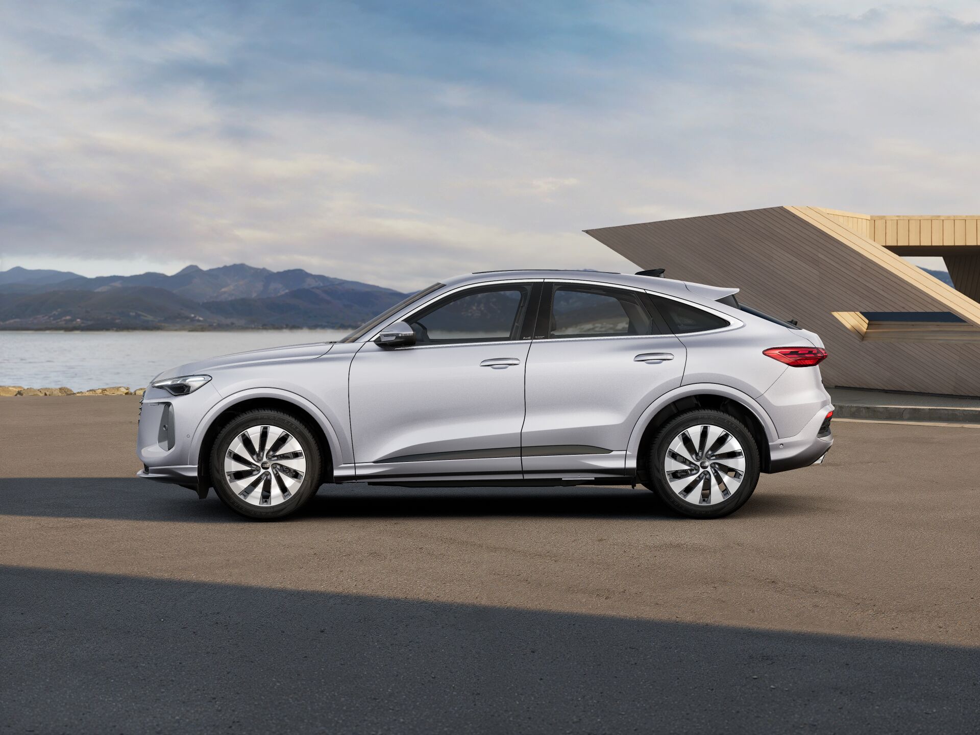Q5 Sportback EXTERIOR-PARALLEL-SIDE