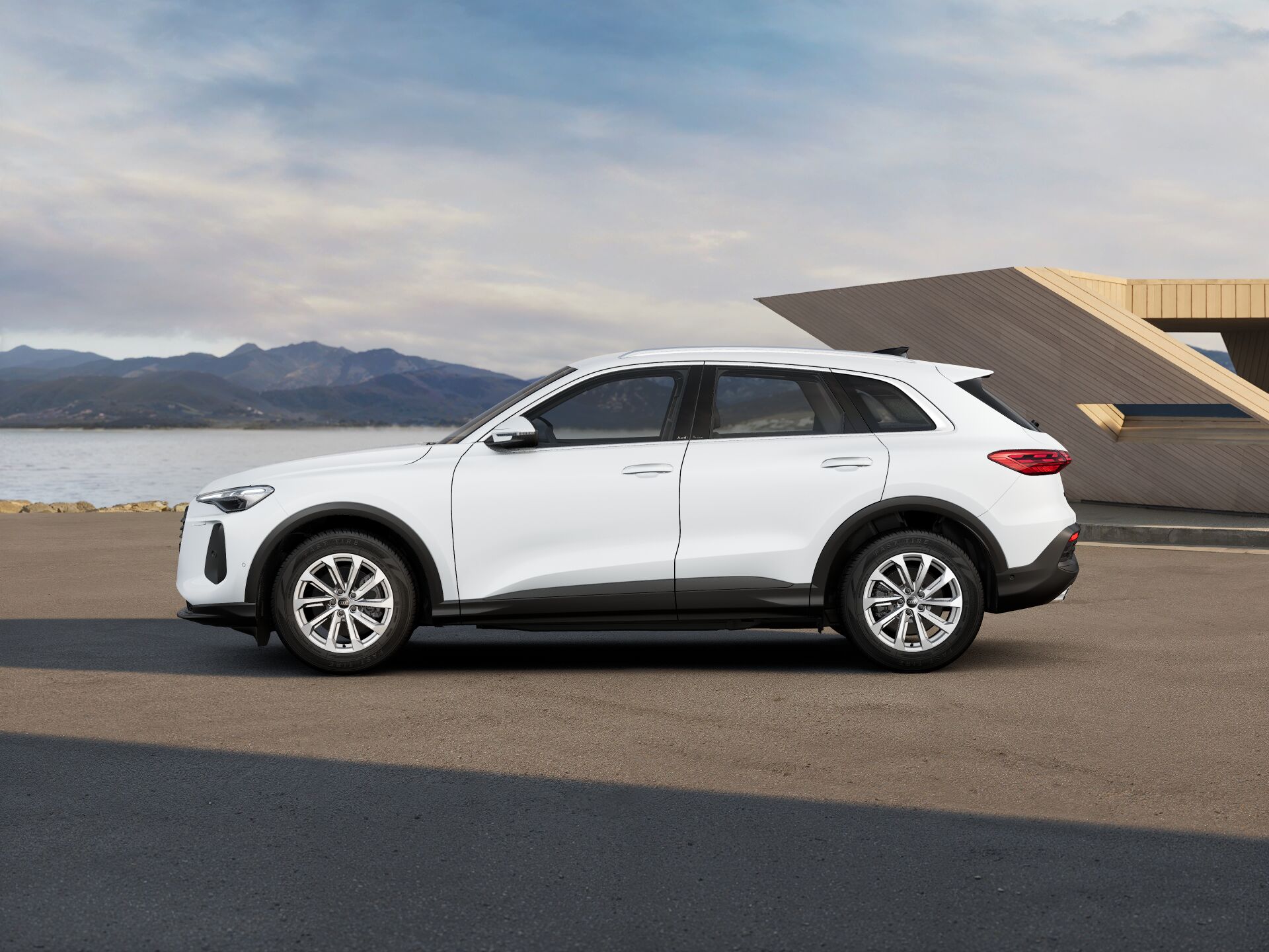 Q5 SUV EXTERIOR-PARALLEL-SIDE
