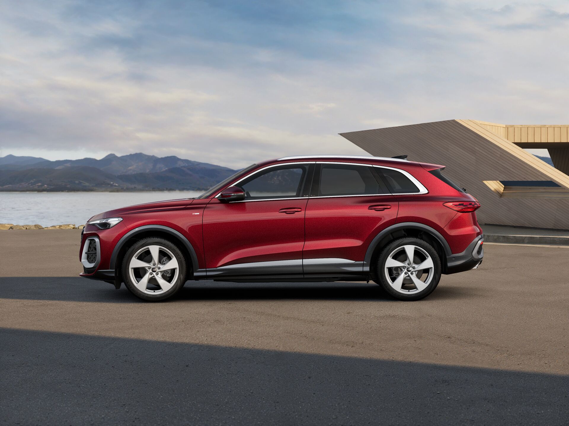Q5 SUV EXTERIOR-PARALLEL-SIDE