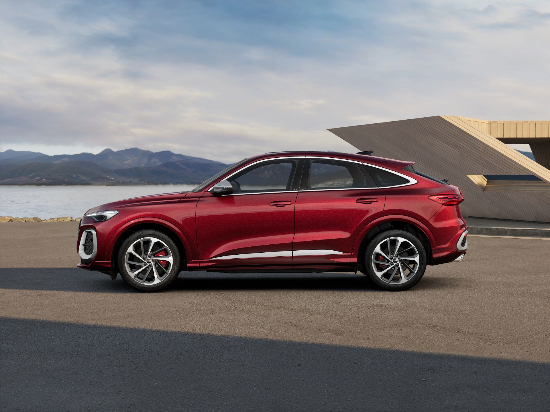 SQ5 Sportback EXTERIOR-PARALLEL-SIDE