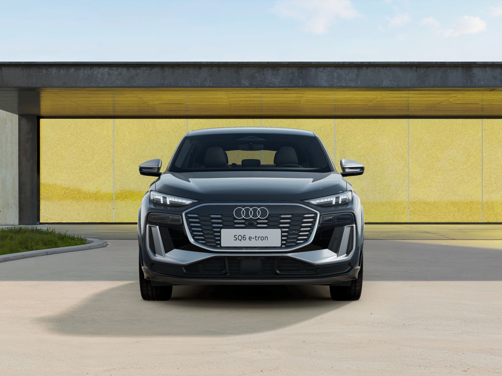 SQ6 Sportback e-tron EXTERIOR-FRONT-FRONT